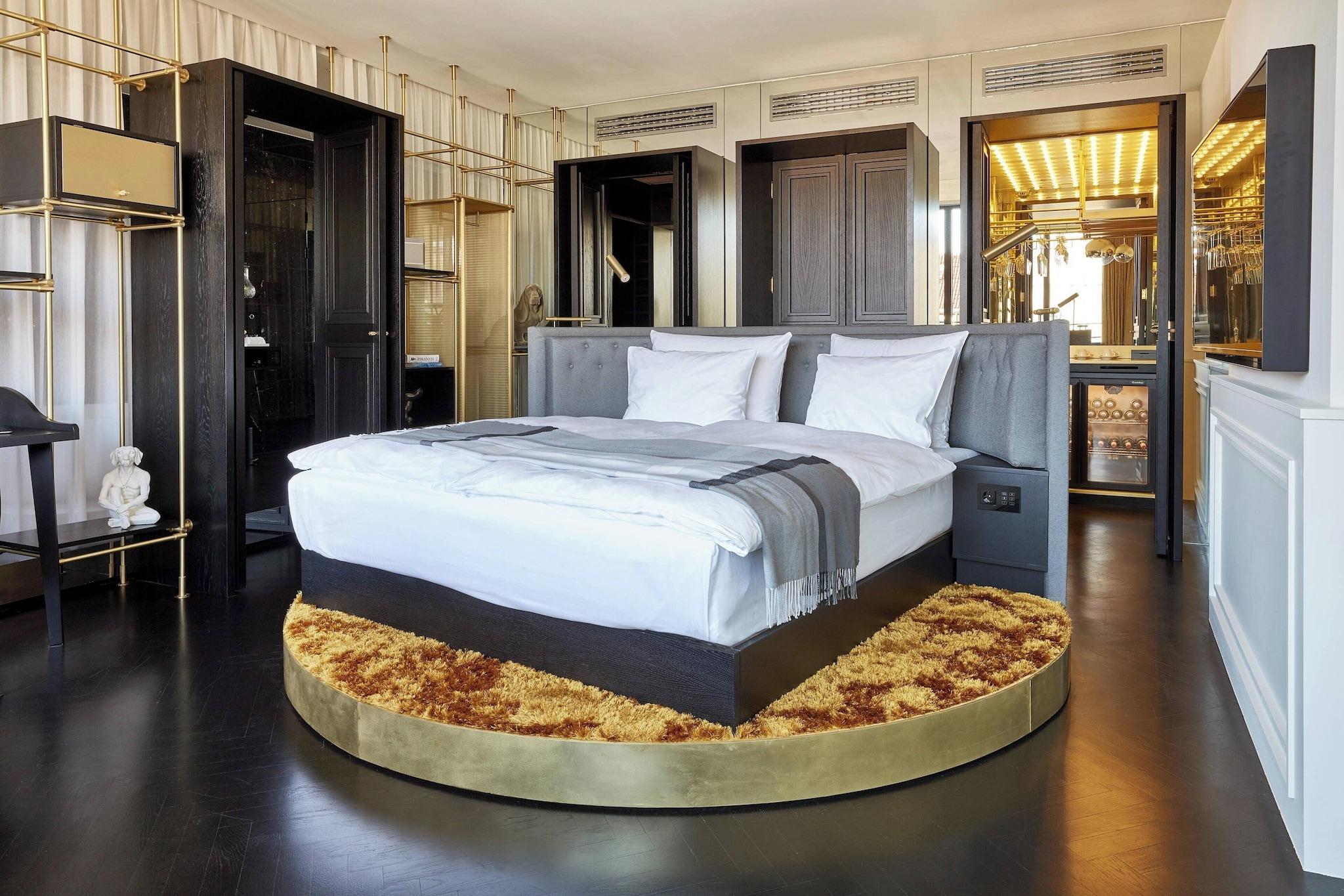 Suite Deluxe King Bed