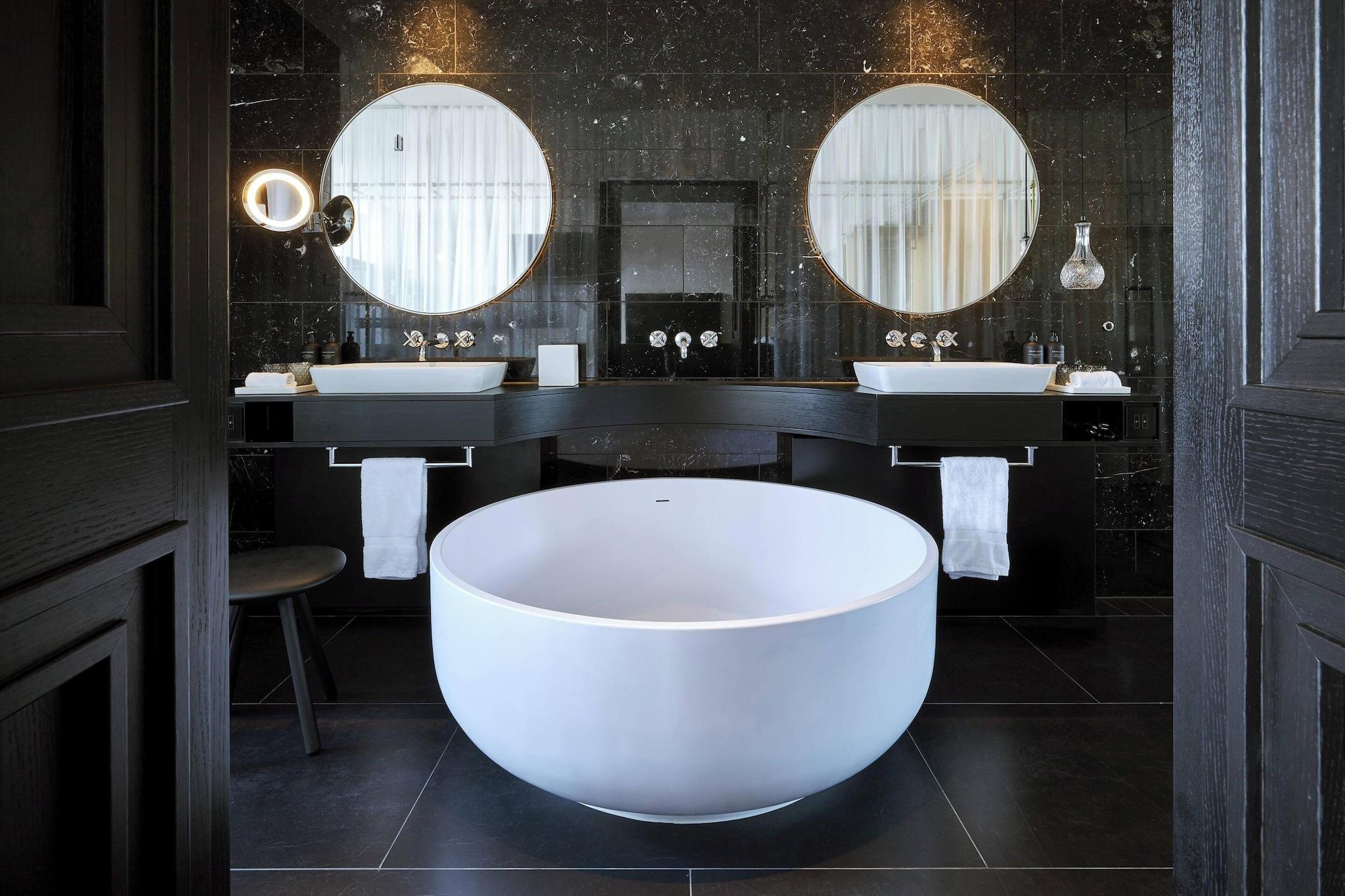 Suite Deluxe King Bed