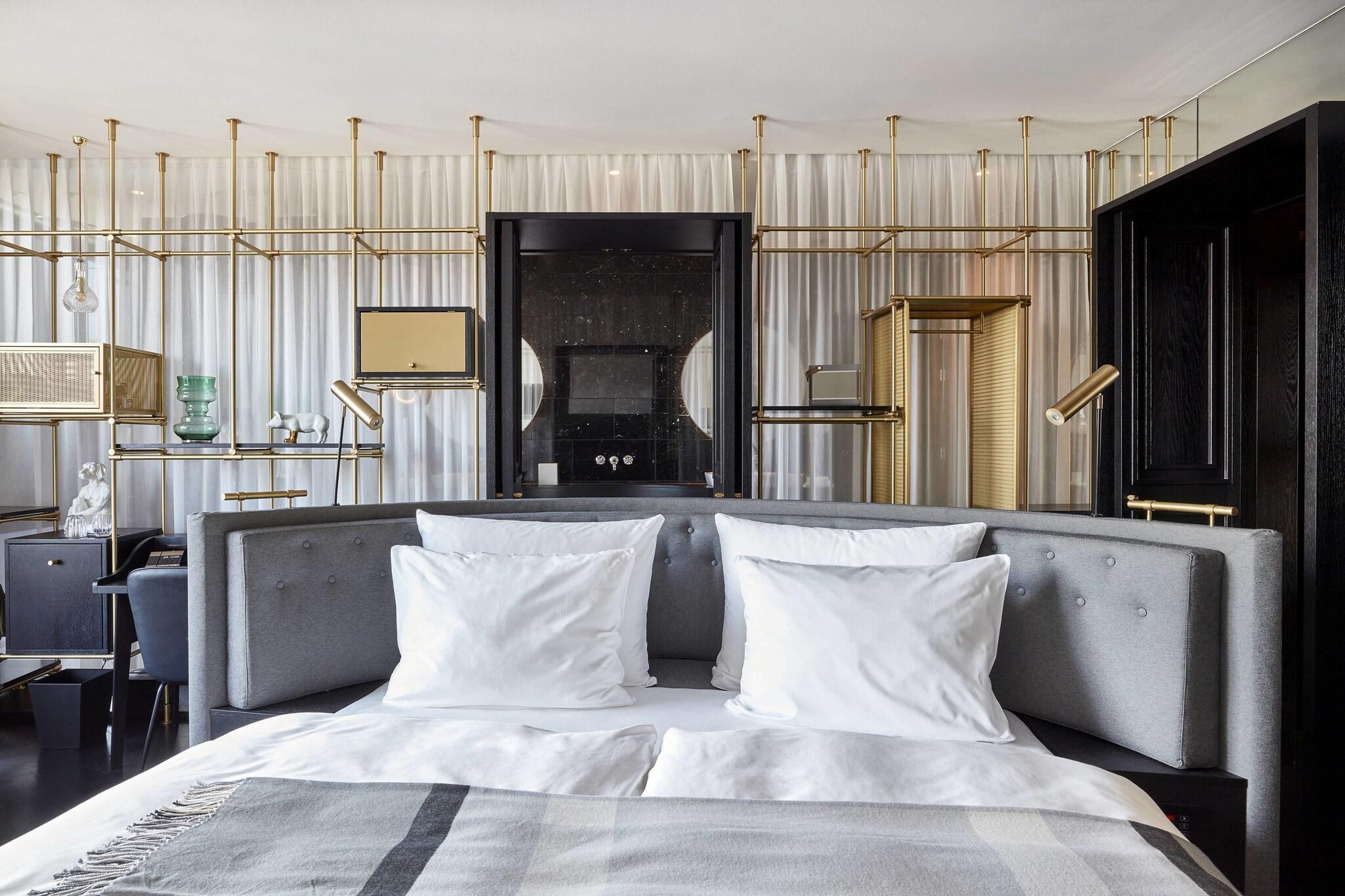 Suite Deluxe King Bed