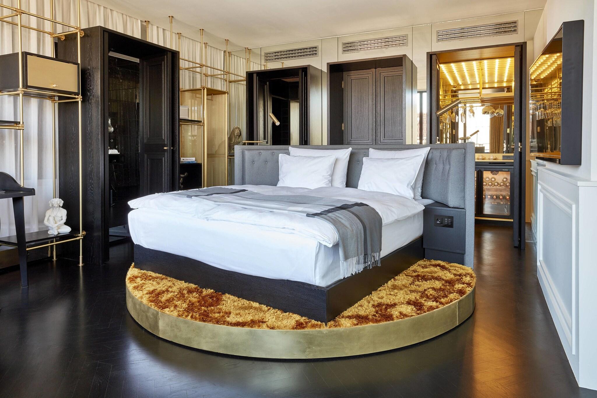 Suite Deluxe King Bed