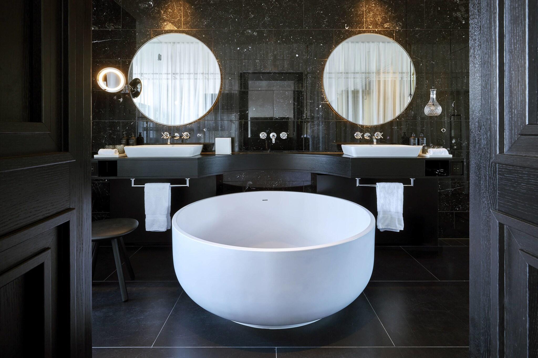 Suite Deluxe King Bed