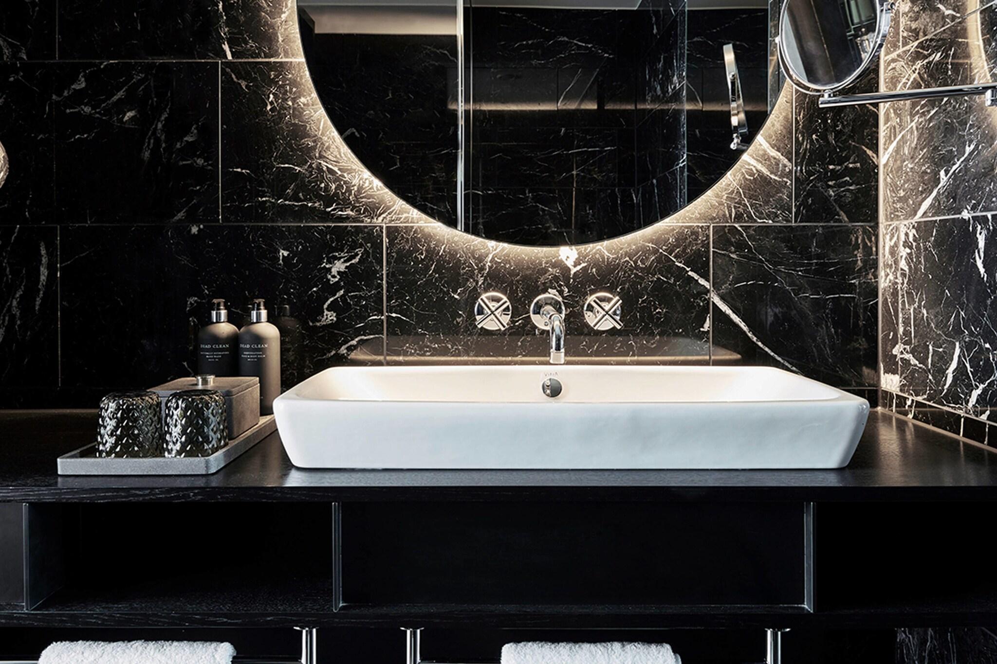 Suite Deluxe King Bed