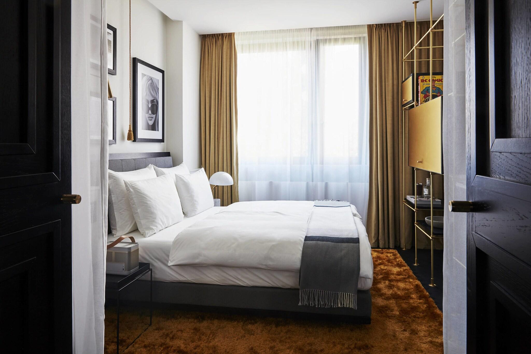 Double or Twin Superior Queen Bed