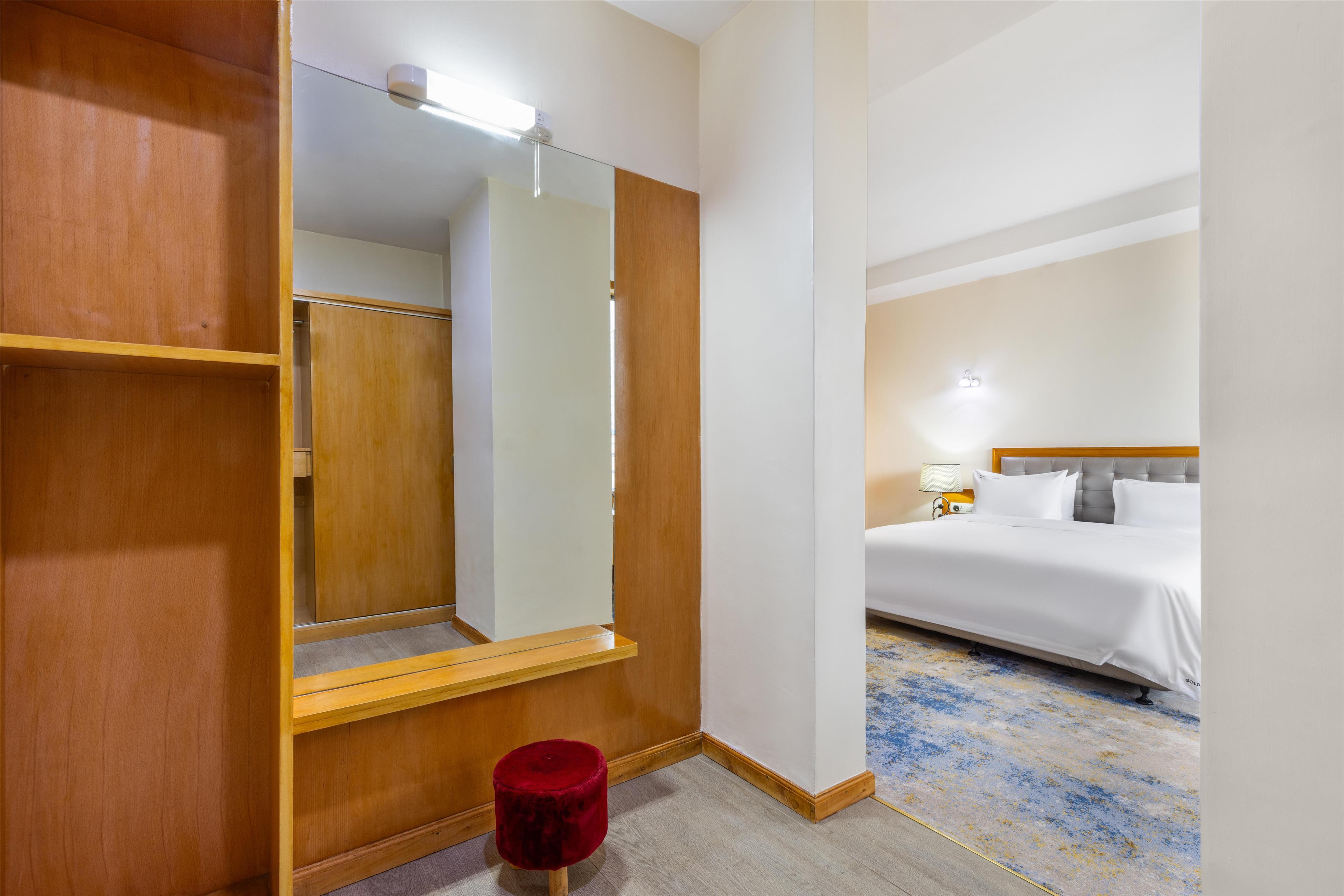 Junior Suite City View King Bed