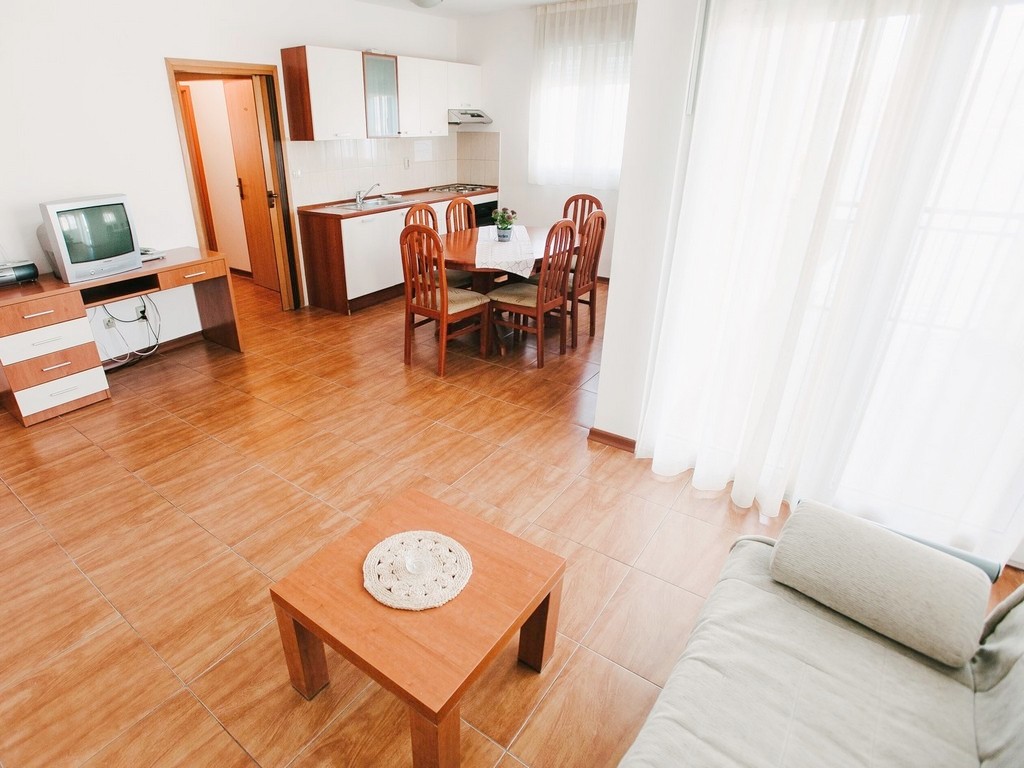 Apartment Capacity 4