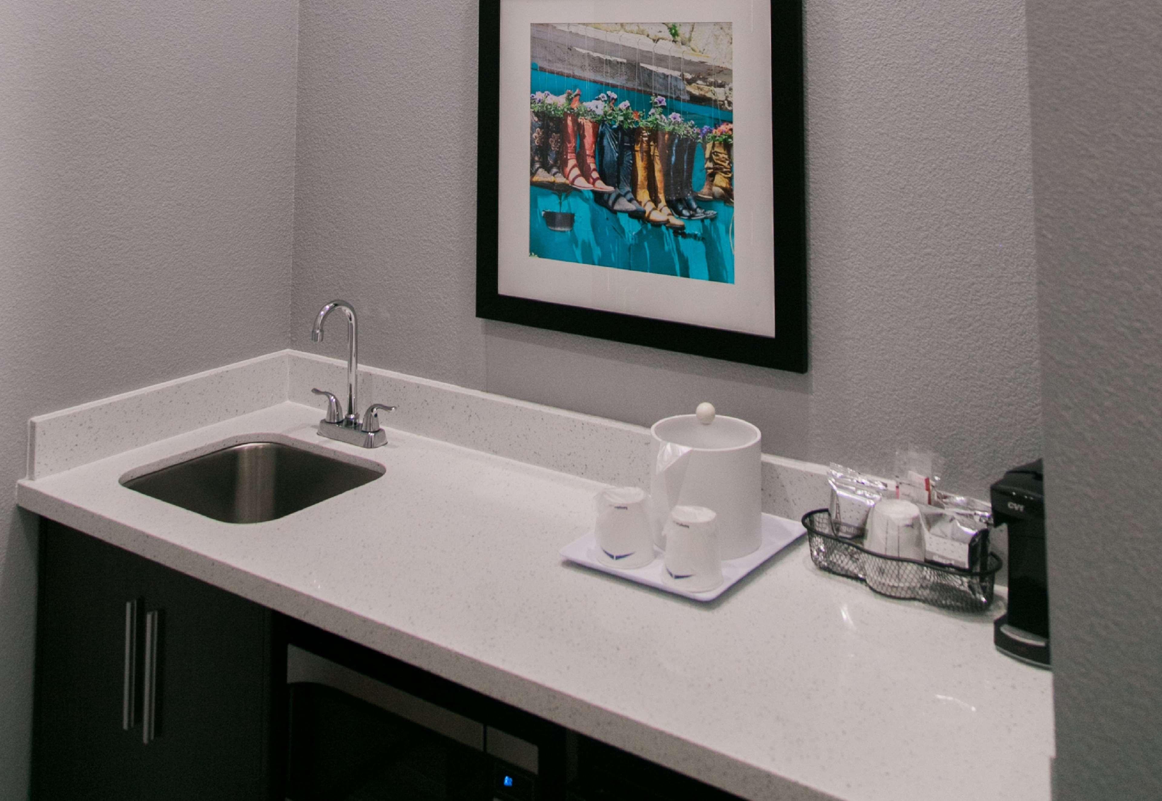 Studio Two Queen Beds Non Smoking