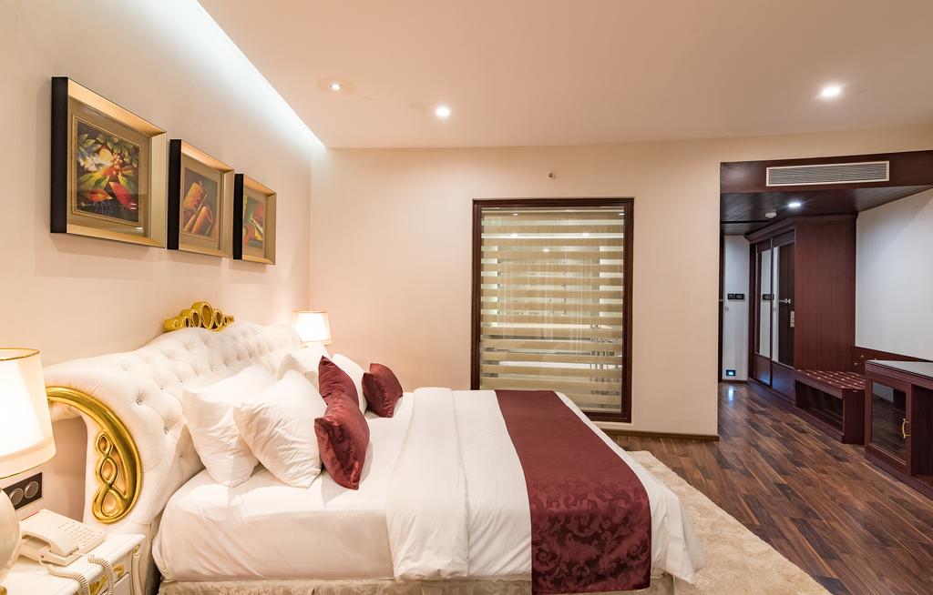 Double Pool View King Bed