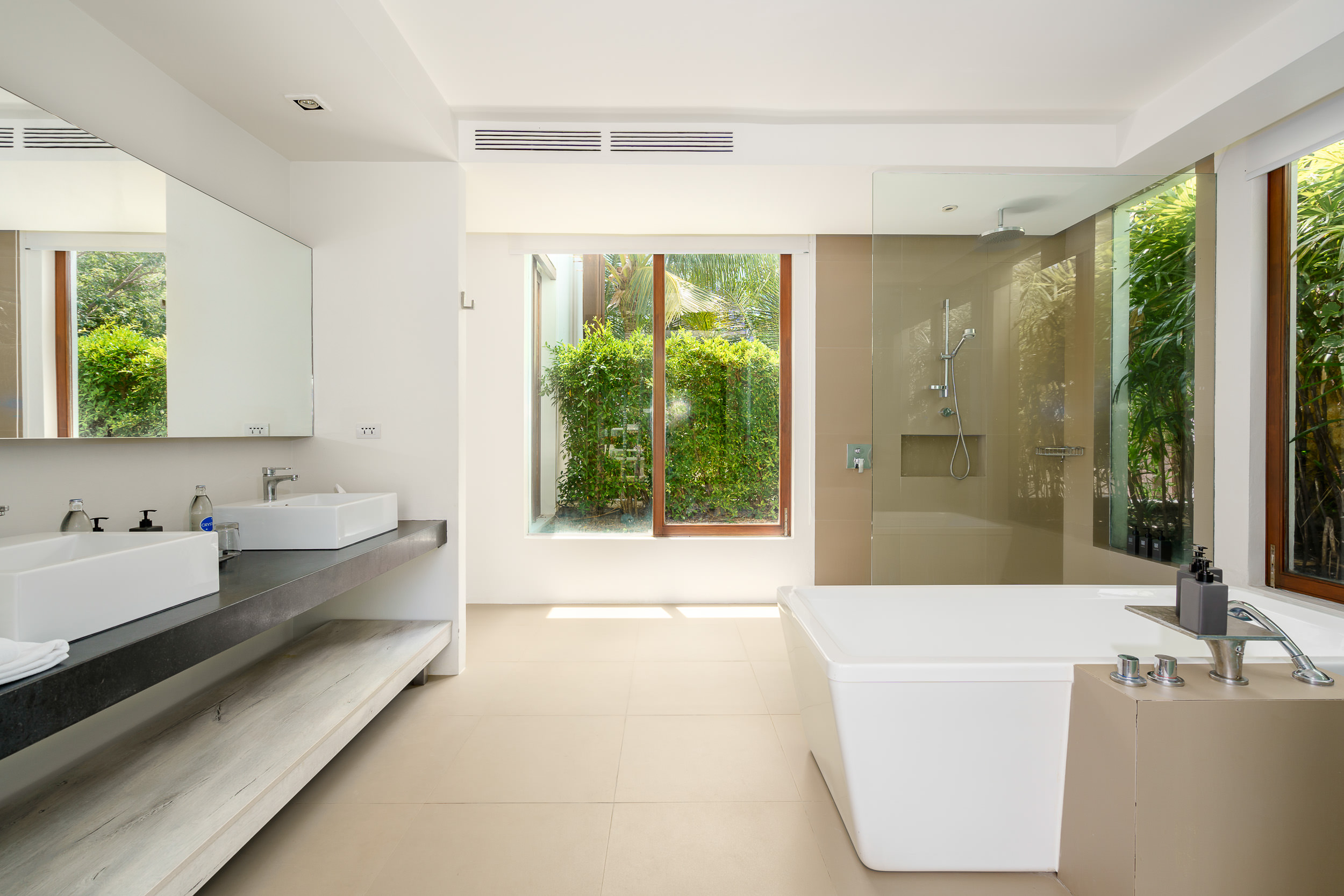 Villa Six Bedrooms with More Than Three Bathrooms