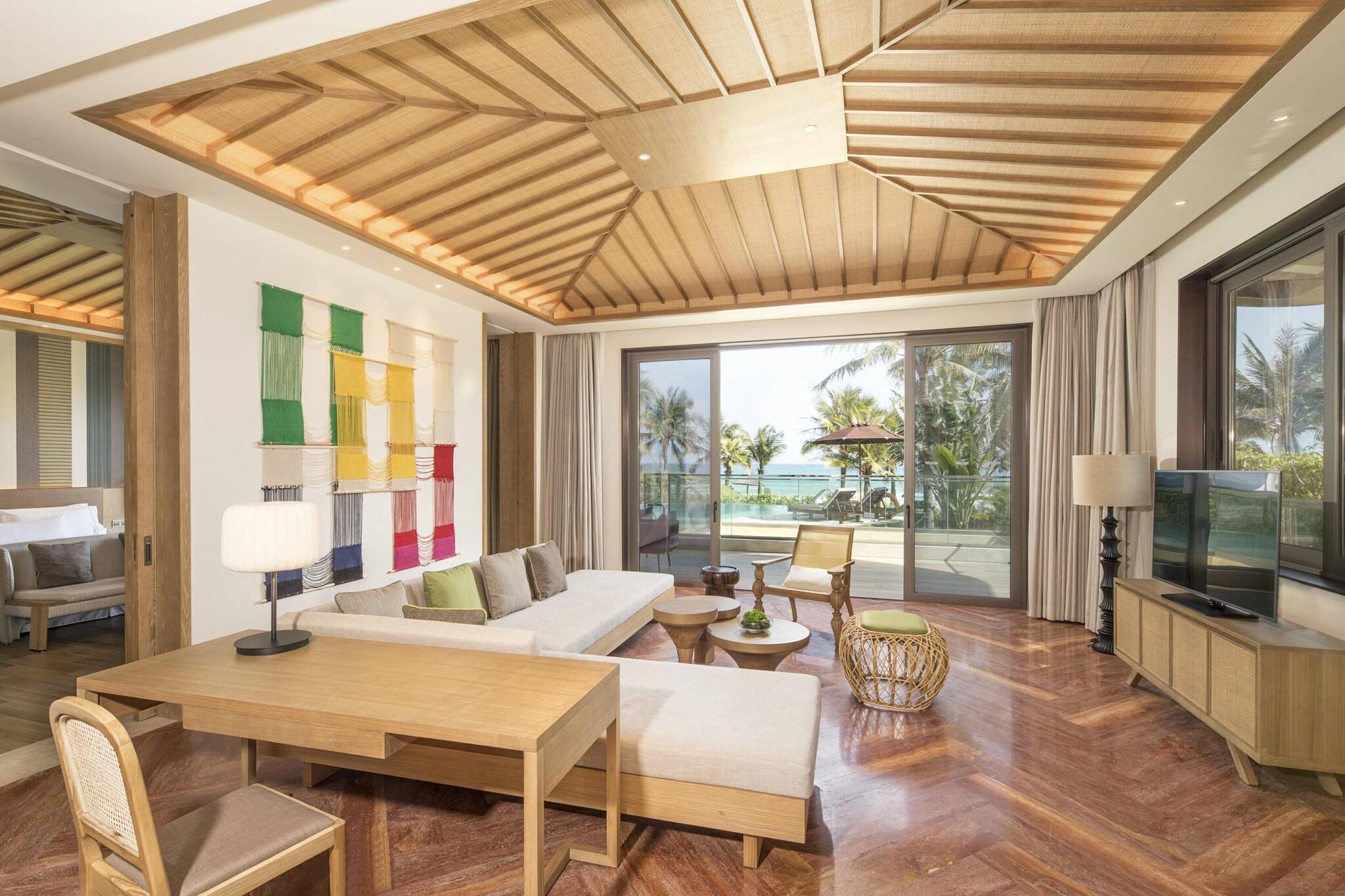 Villa Smoking with Views