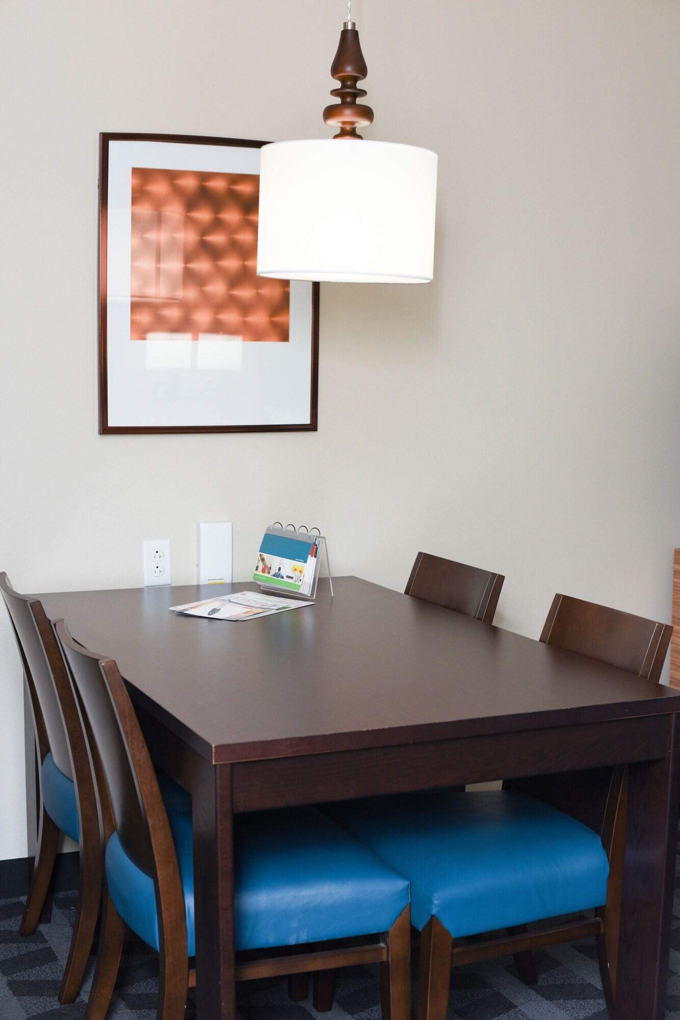 Studio Two Queen Beds