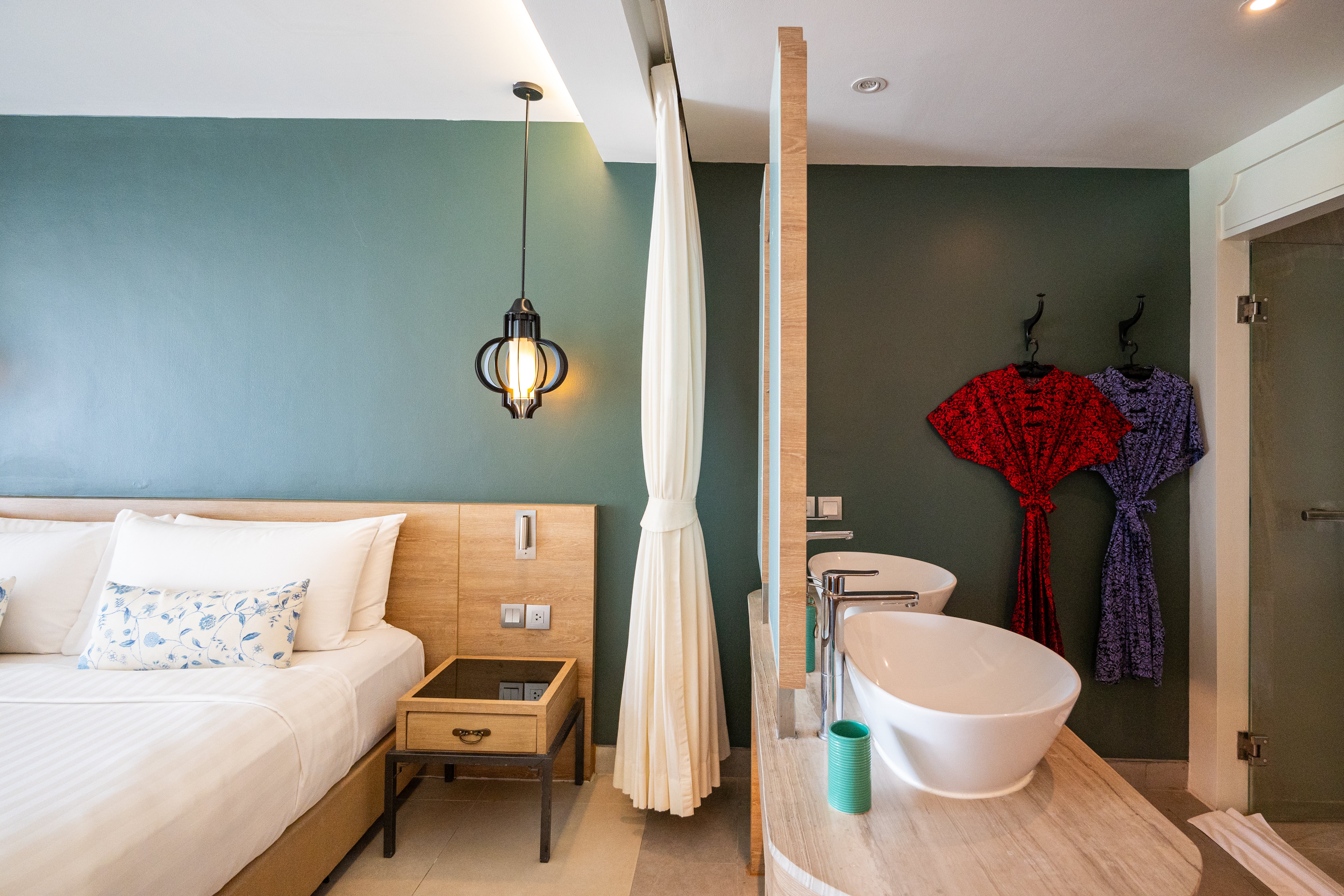 Double King Bed with Jacuzzi