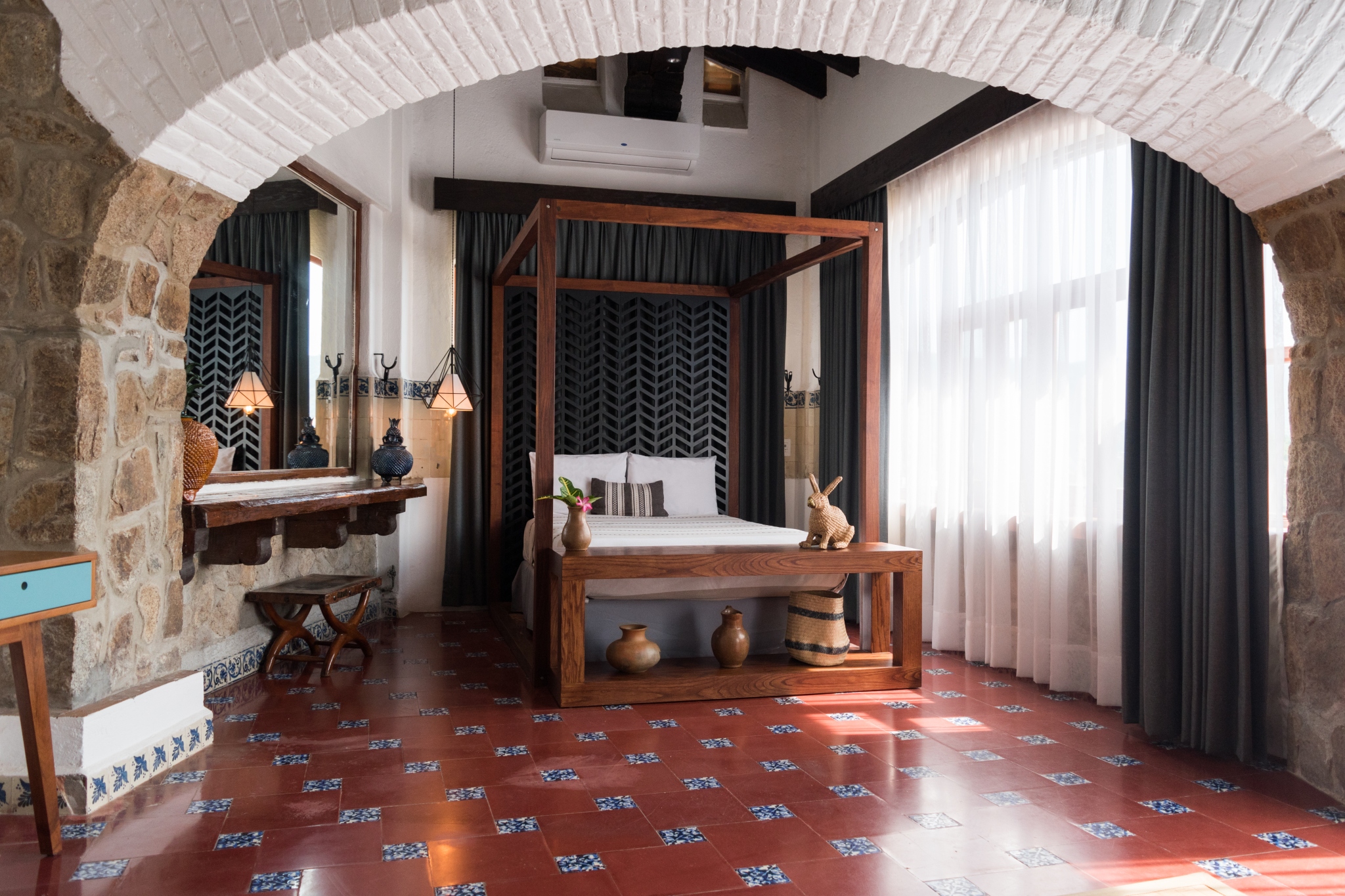 Home Seven Bedrooms with More Than Three Bathrooms