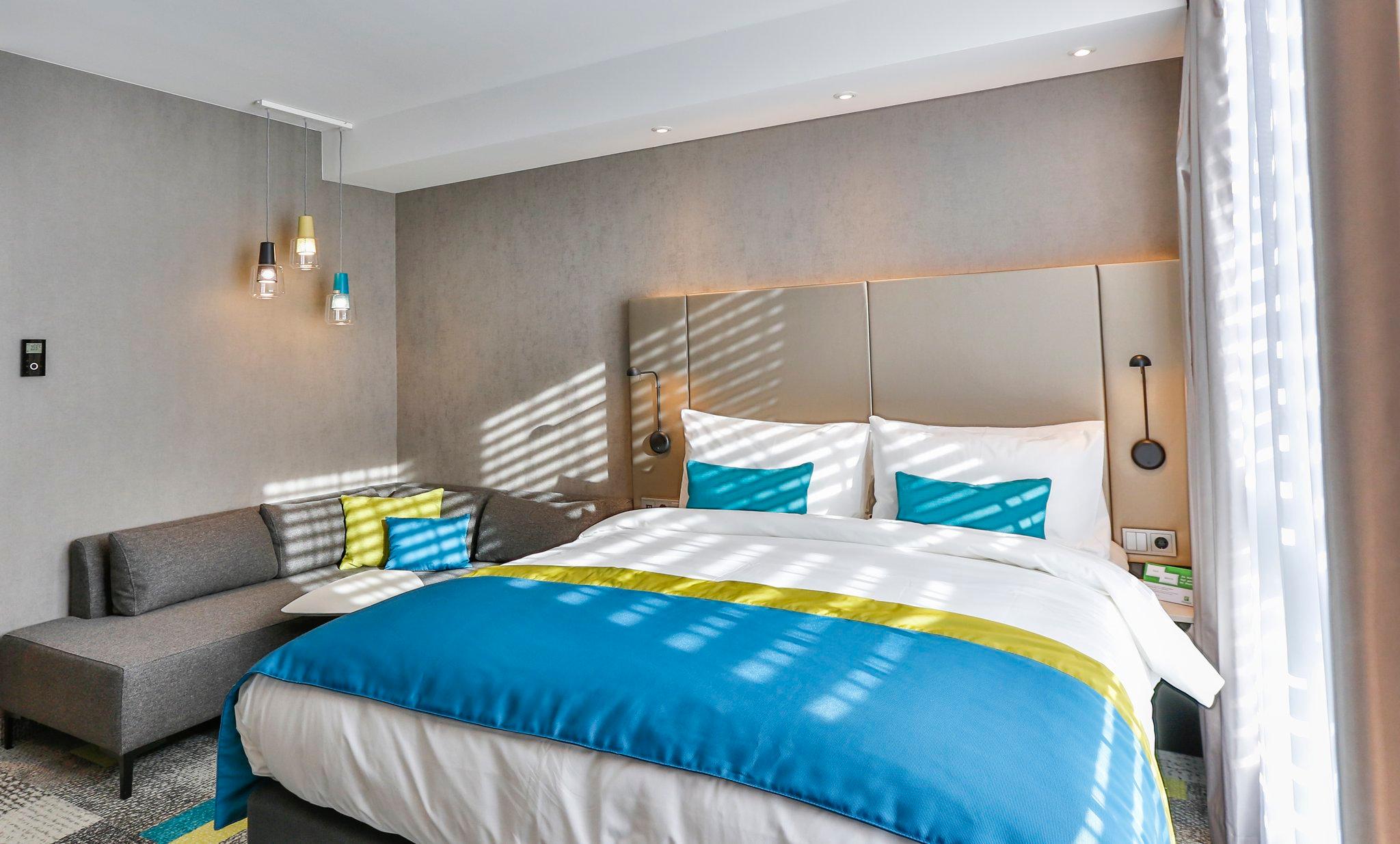 Double Queen Size Bed