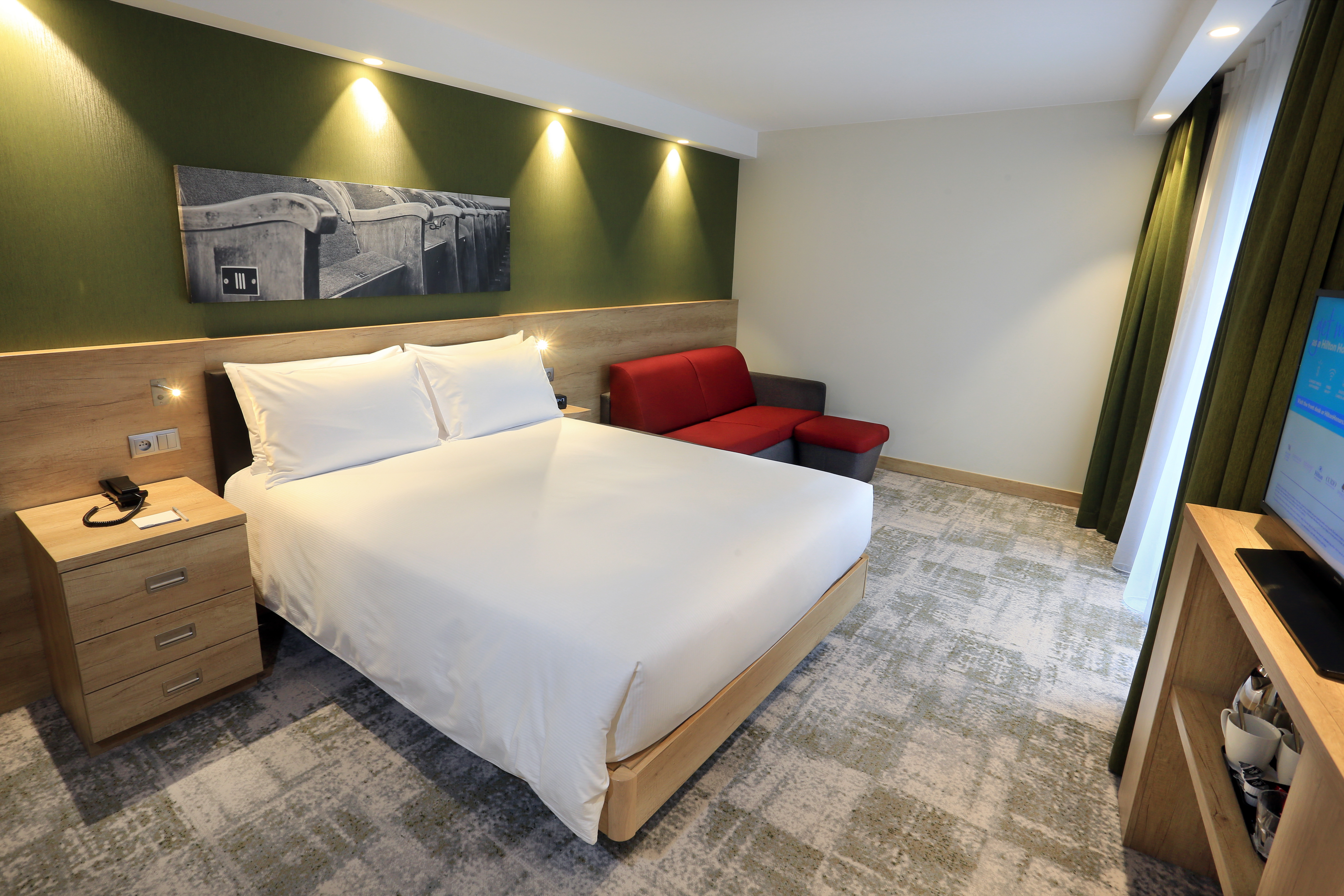 Double City View Queen Bed