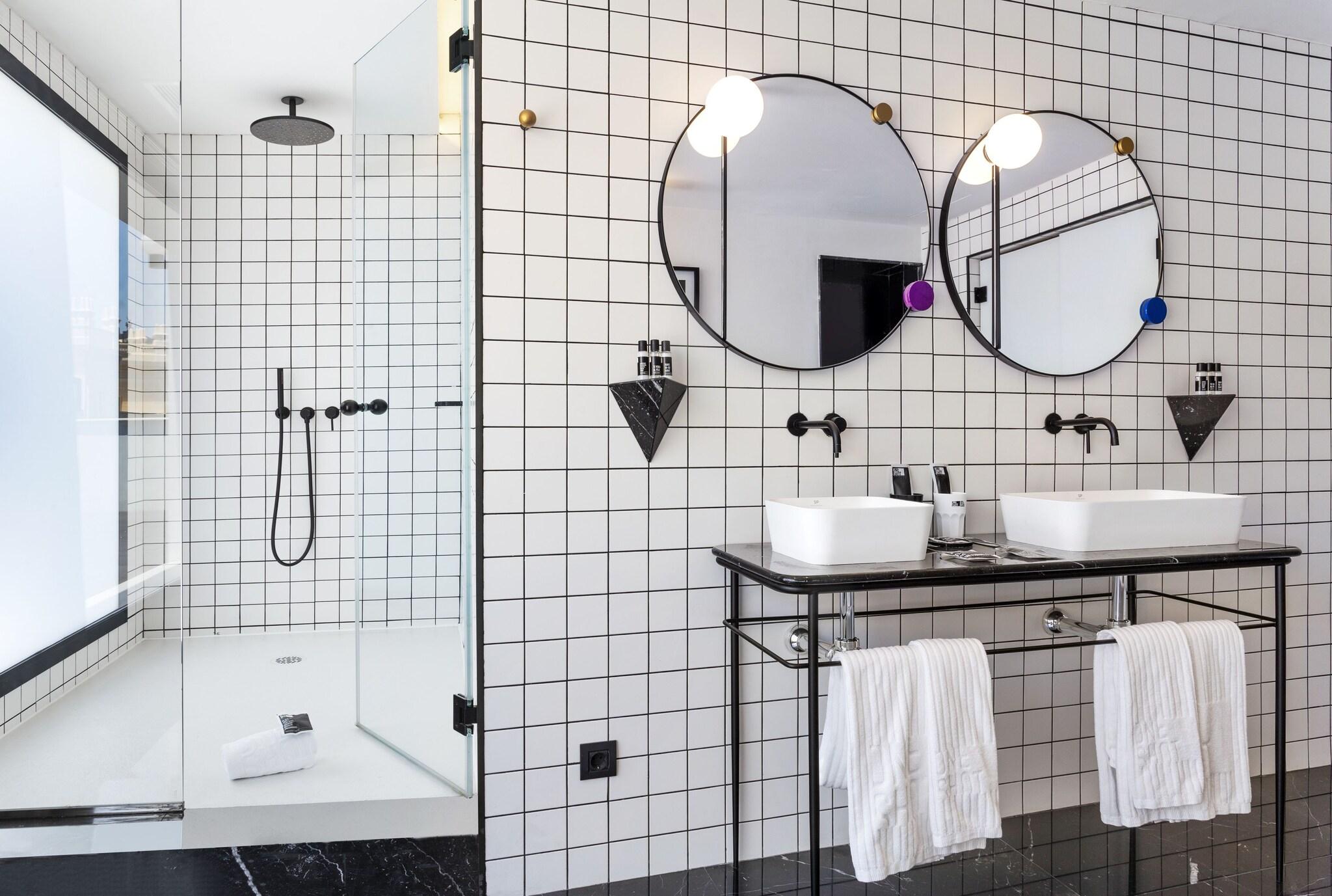 Double Deluxe One Bed