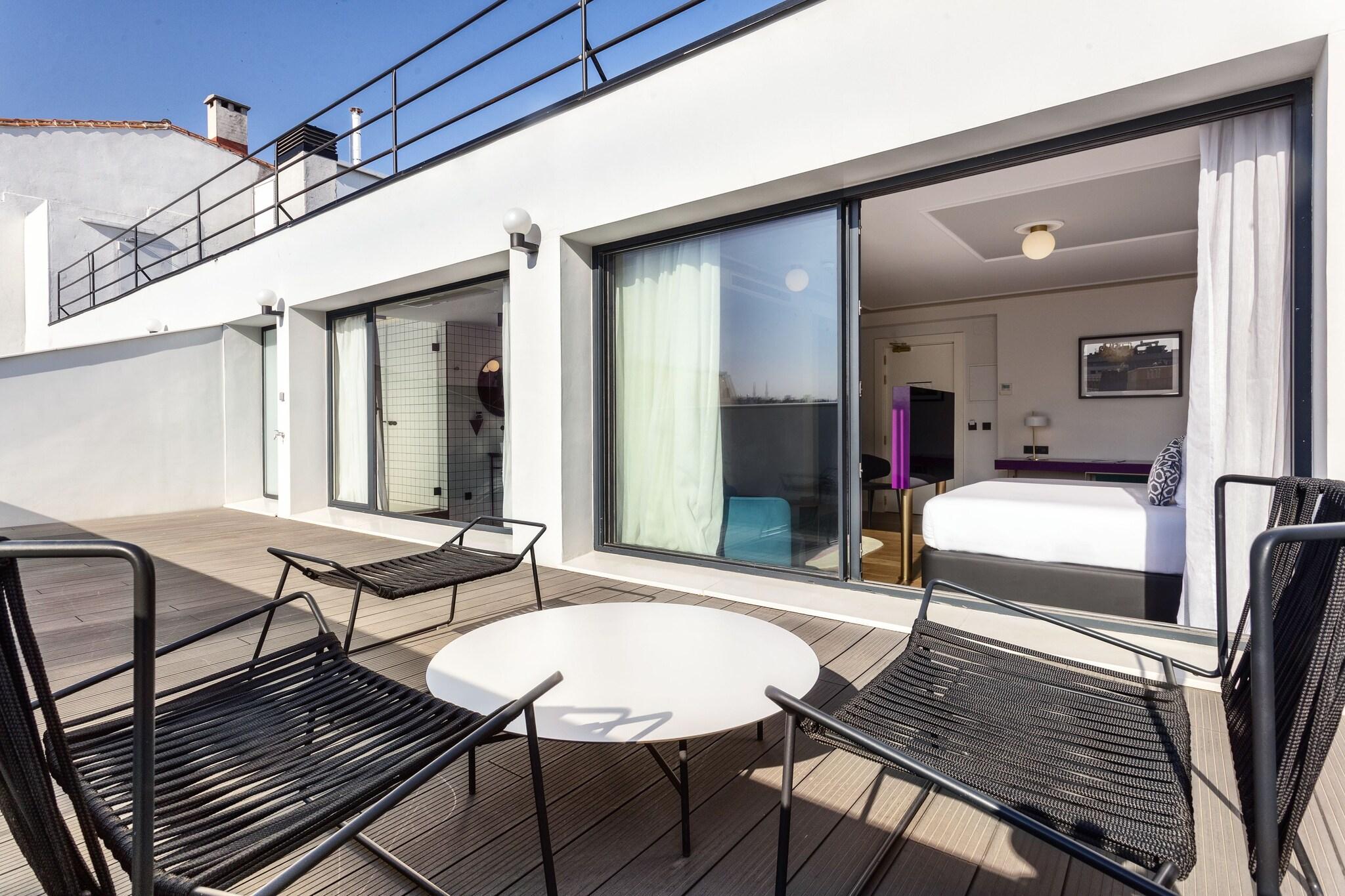 Double Deluxe One Bed