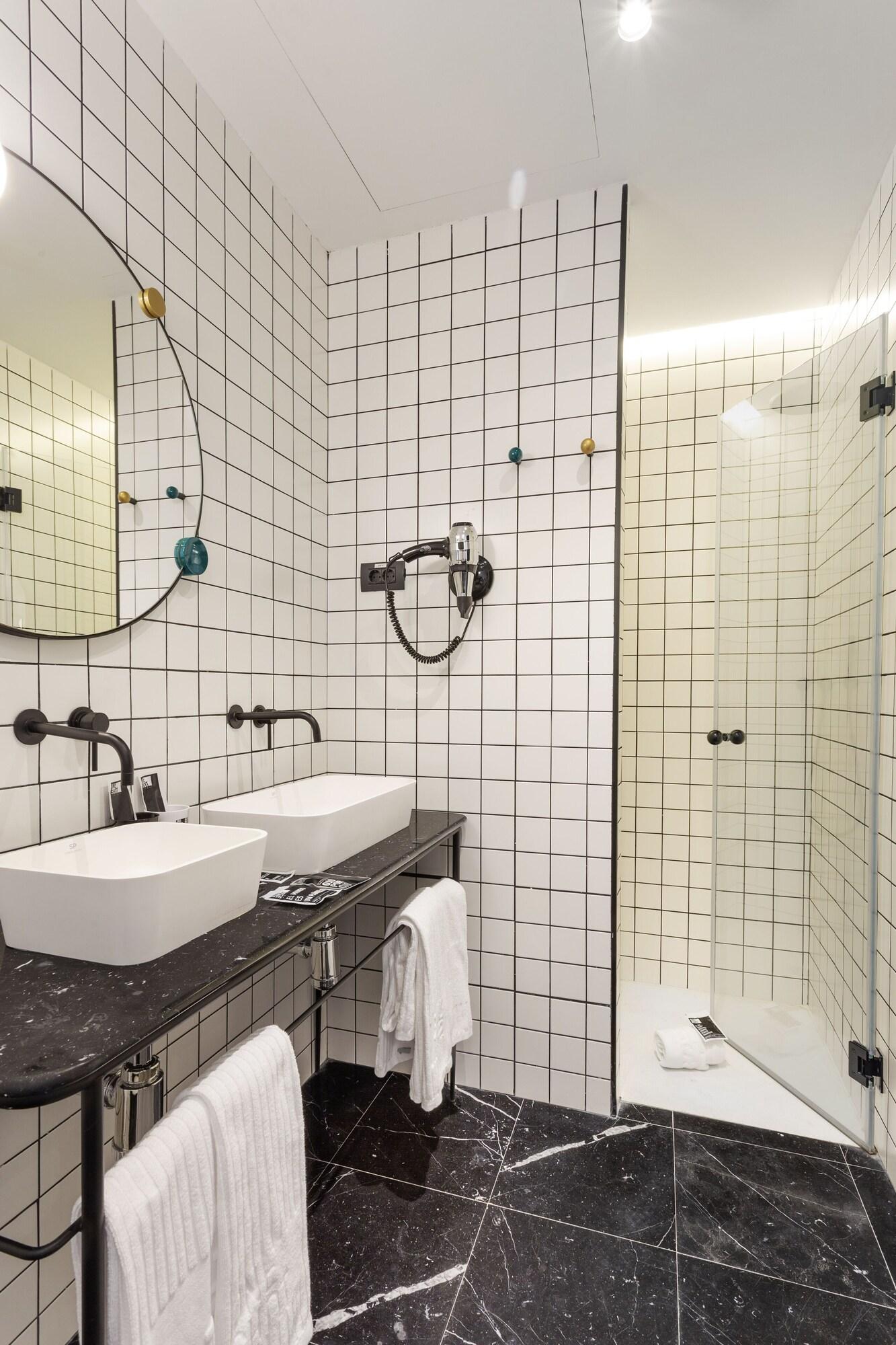 Double Deluxe One Bed