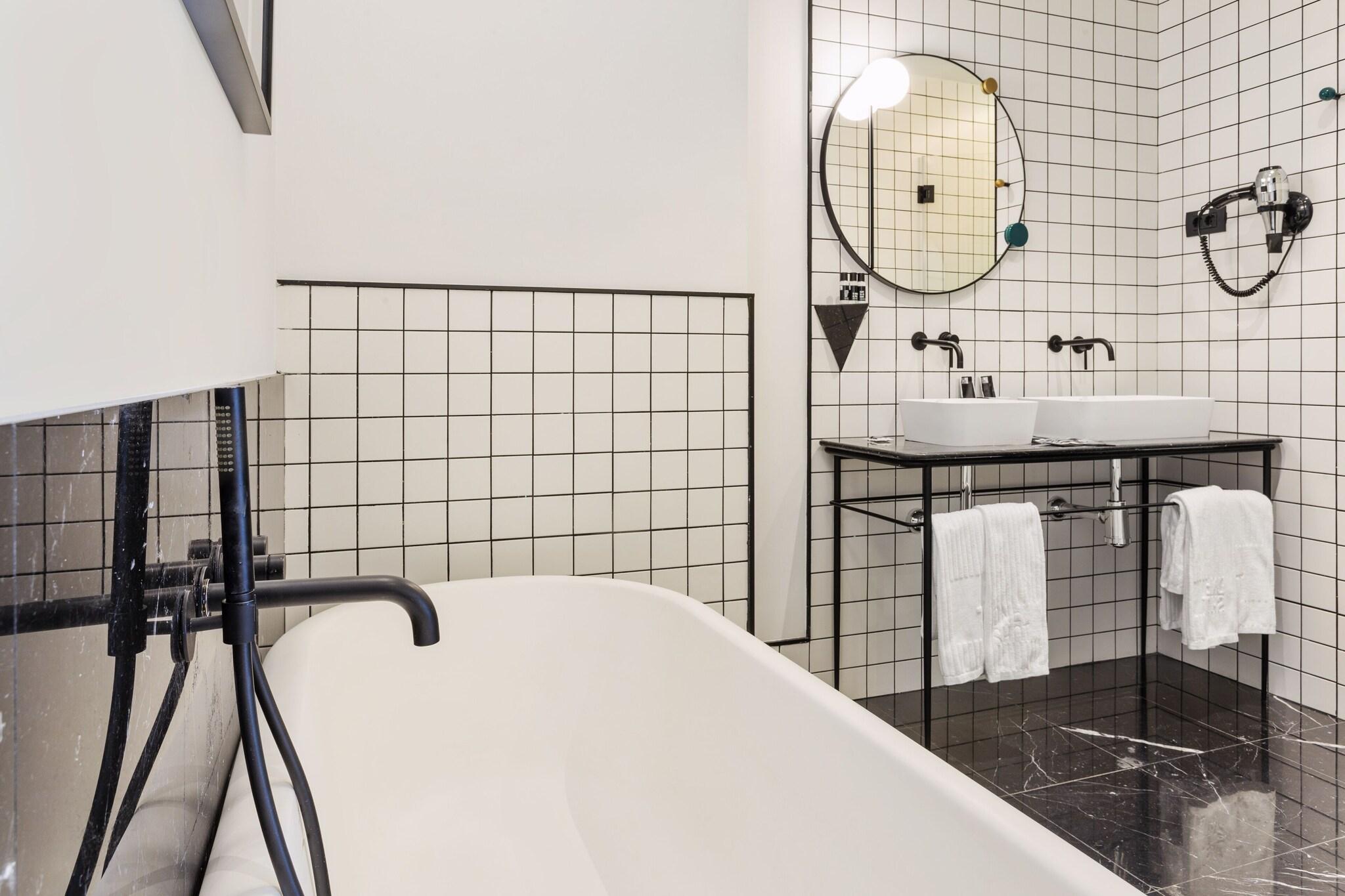 Double Deluxe One Bed