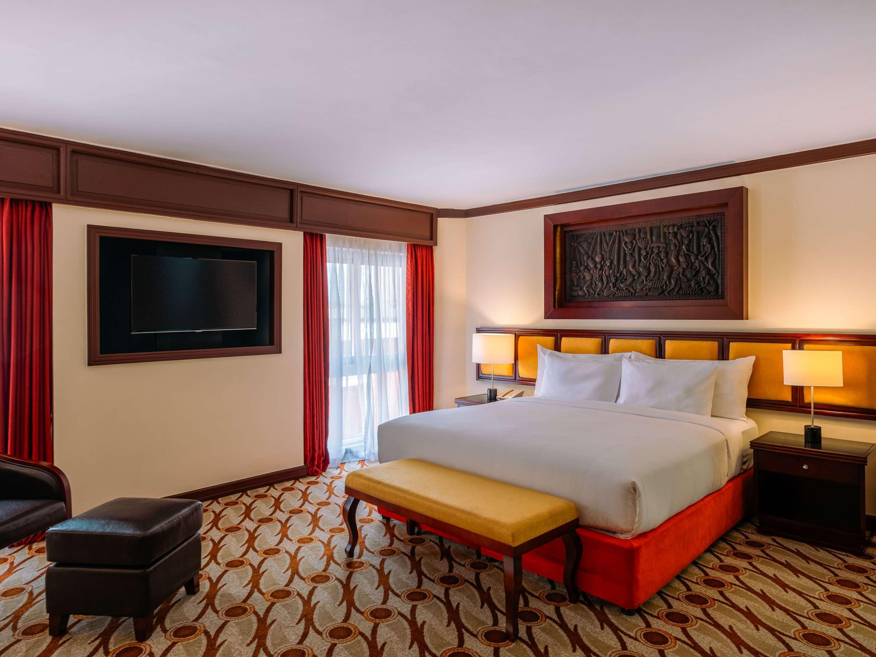 Double Pool View King Bed