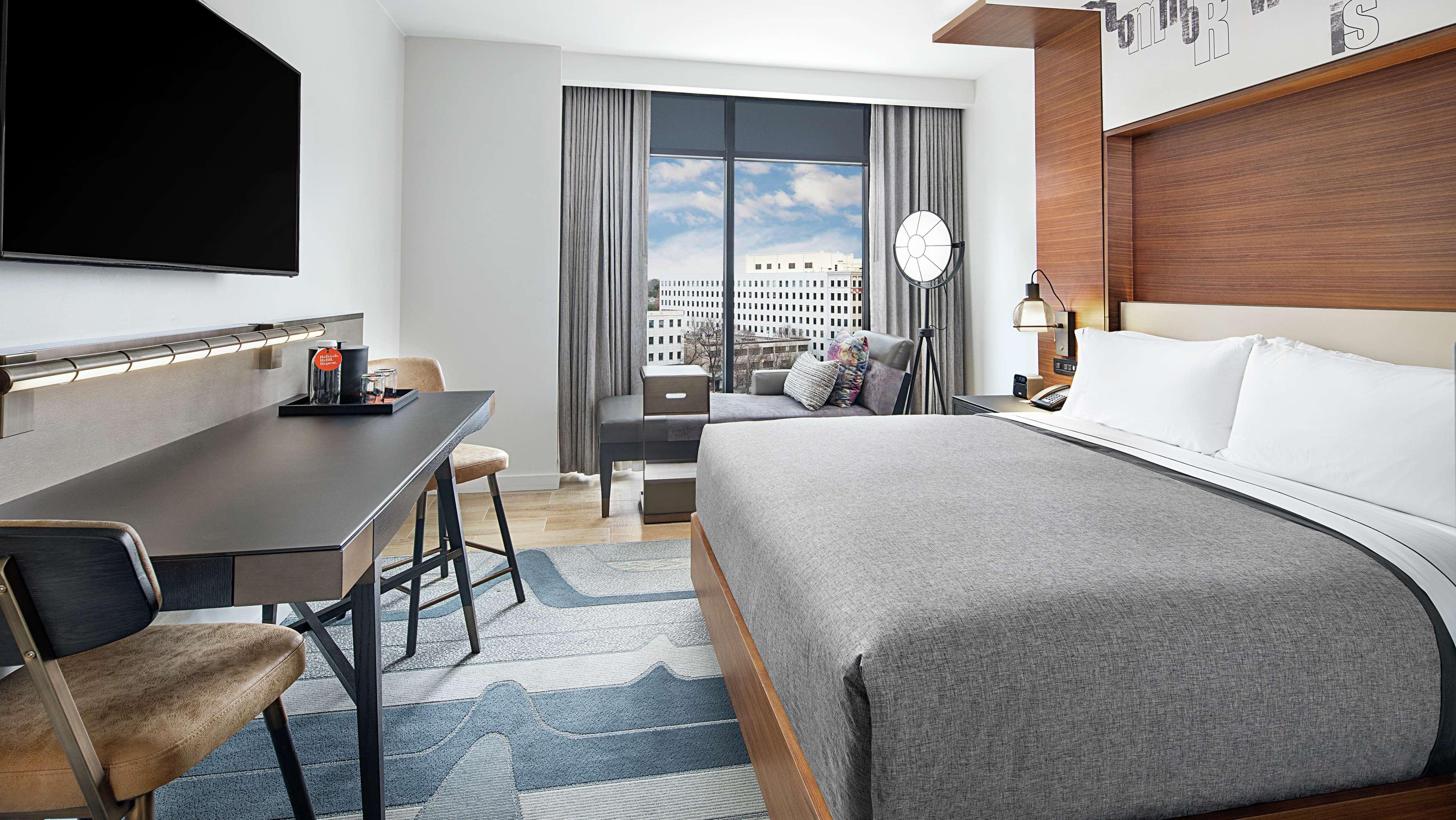 Suite City View King Bed