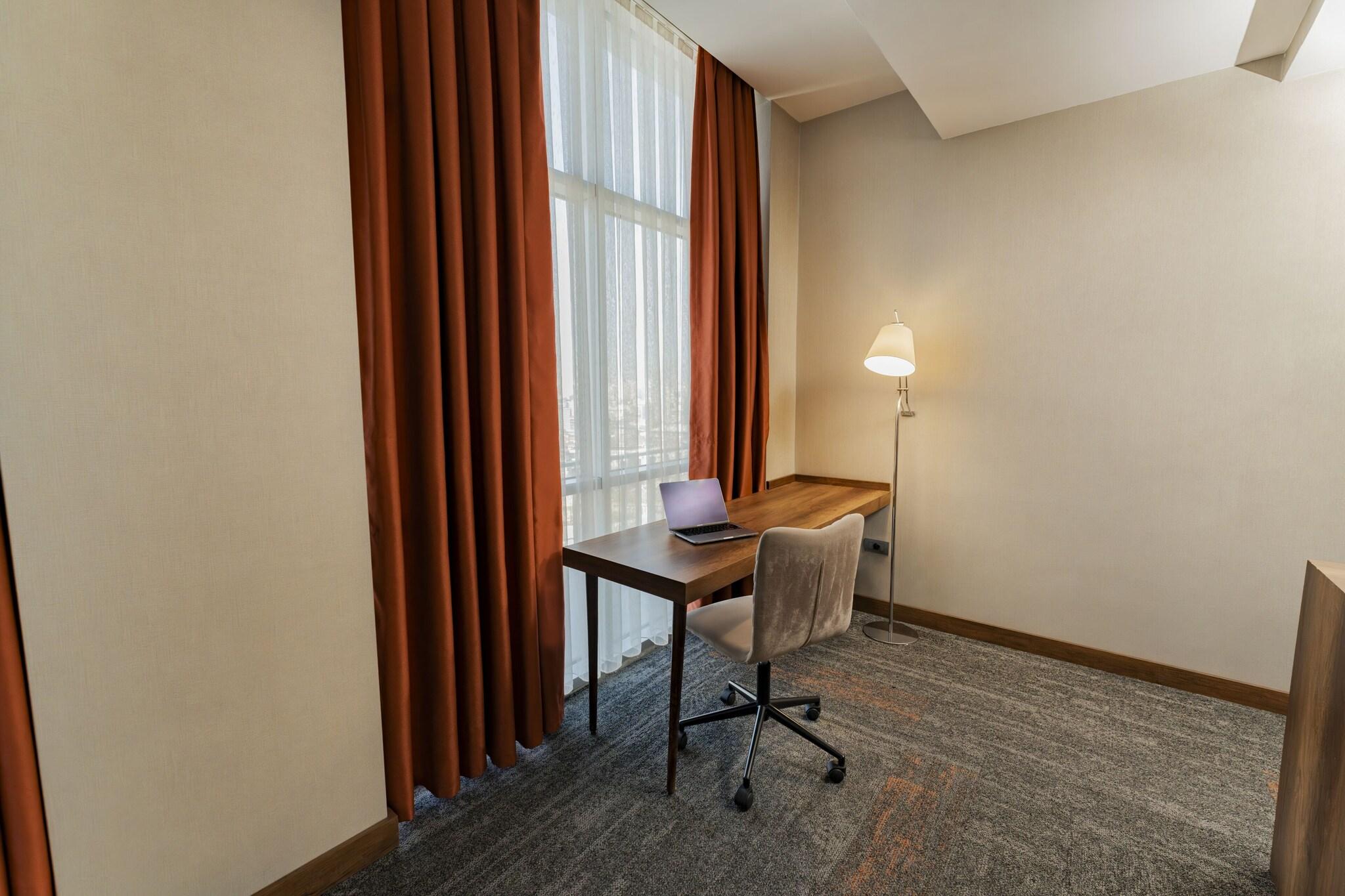 Family Room Queen Bed Smoking