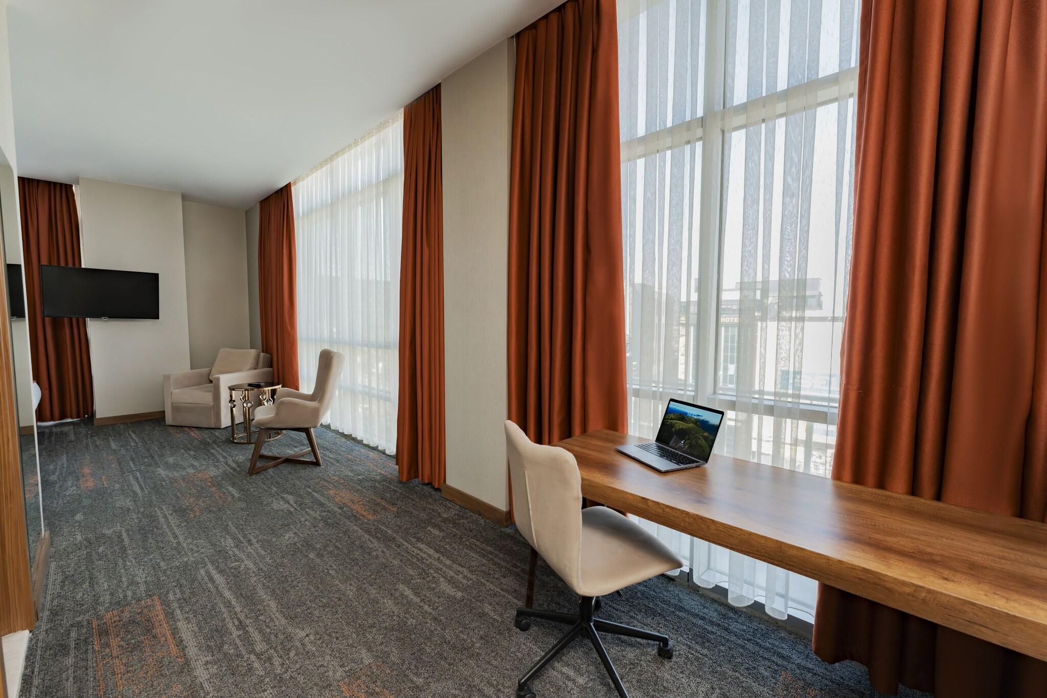 Family Room Queen Bed Smoking