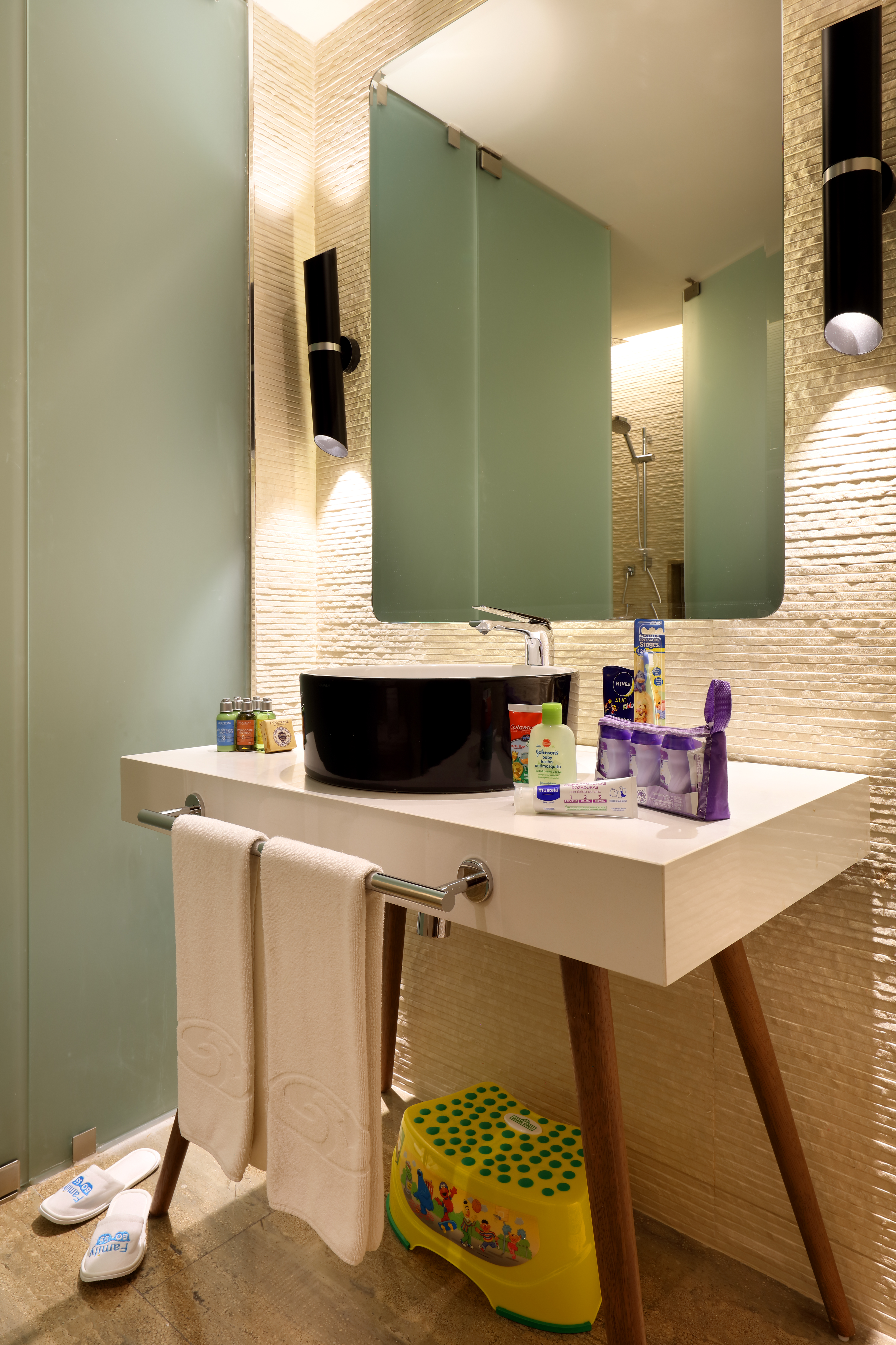 Family Room Capacity 4