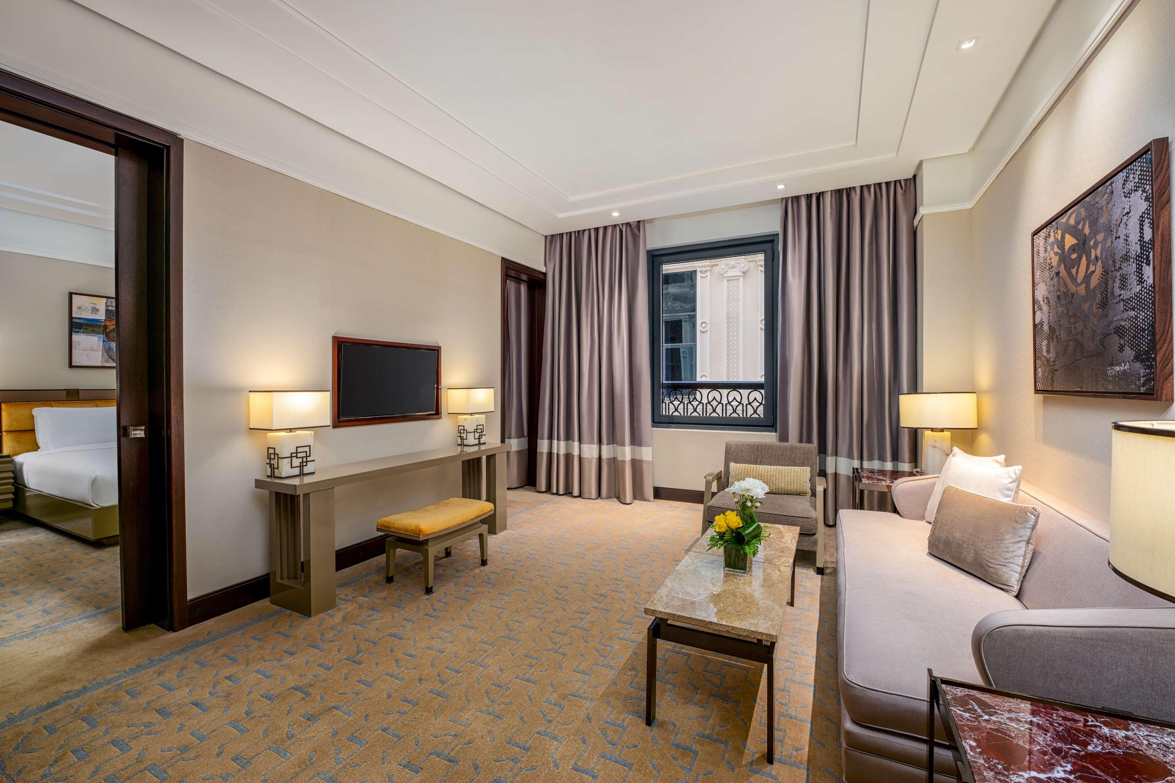 Suite Deluxe King Bed