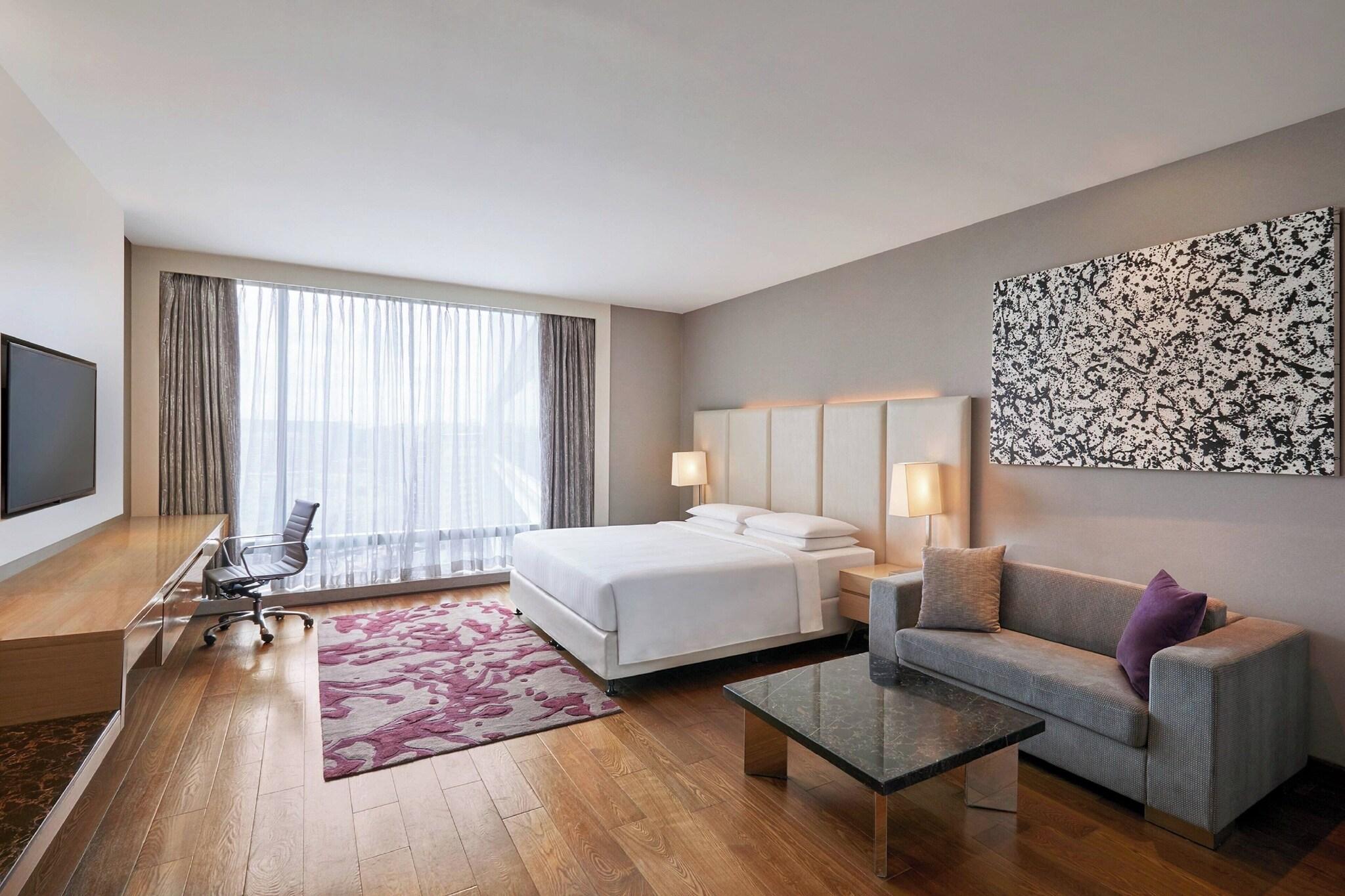 Studio City View King Bed