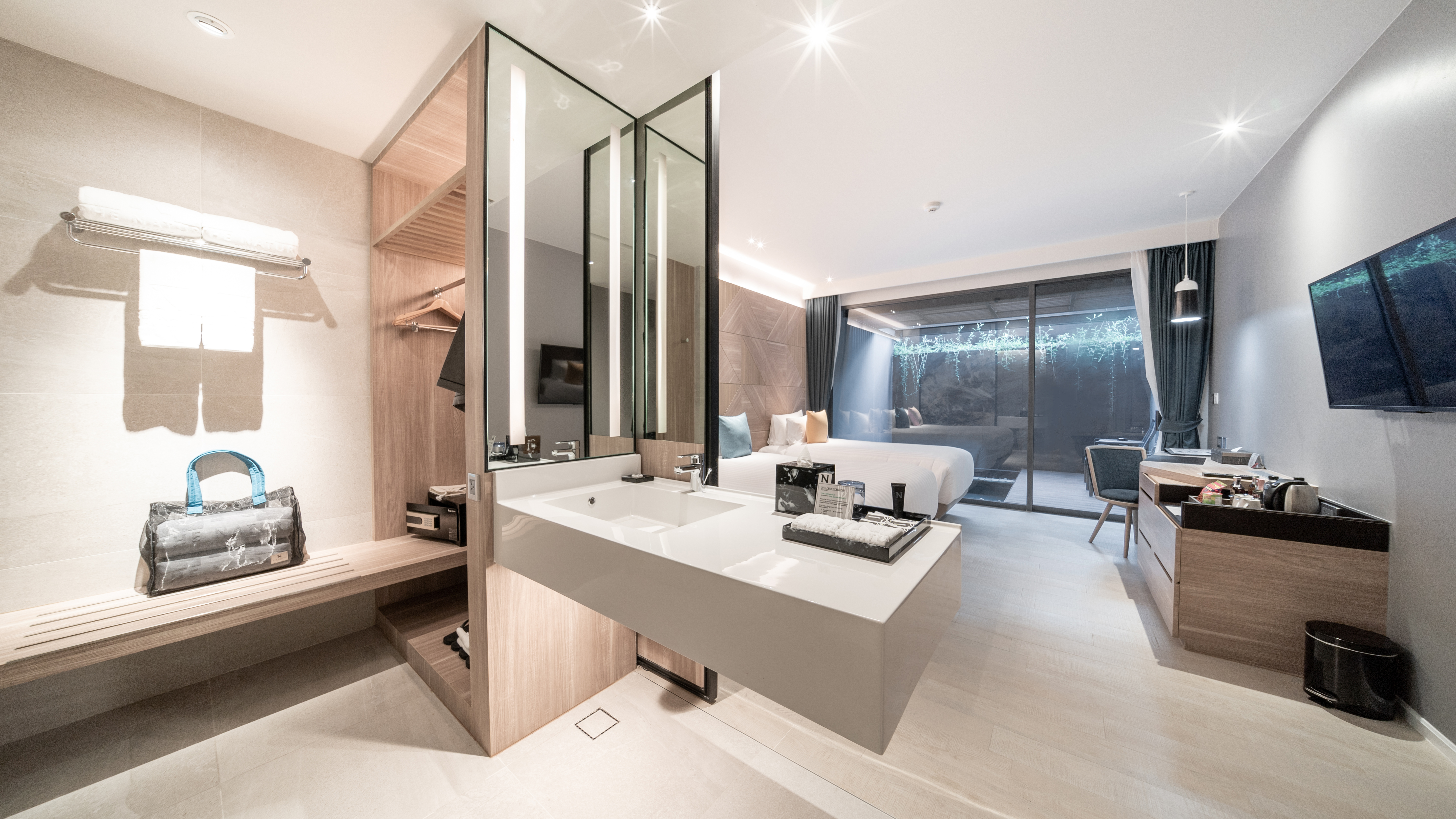 Double or Twin Deluxe with Jacuzzi