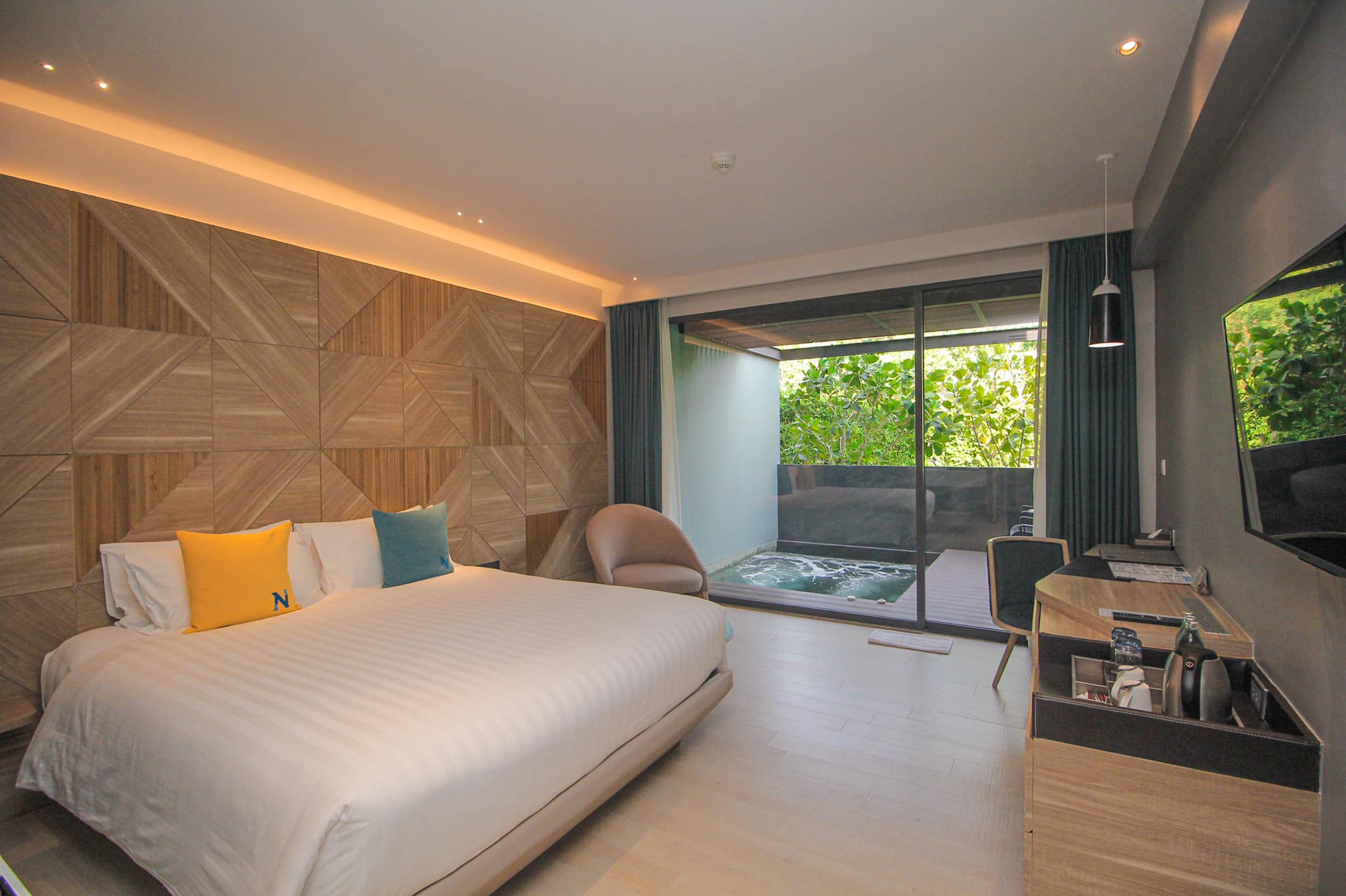 Double or Twin Deluxe with Jacuzzi