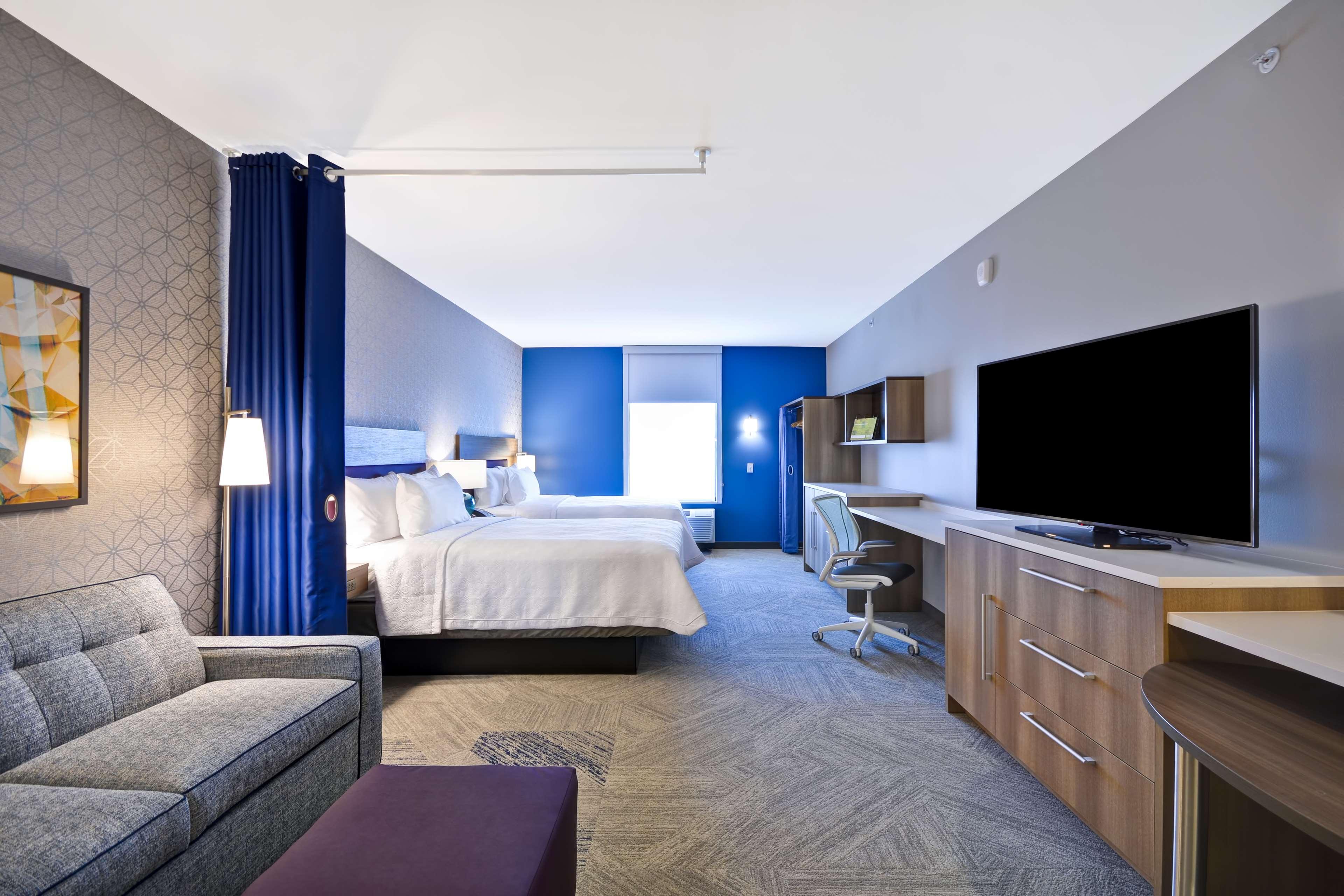 Studio Two Queen Beds