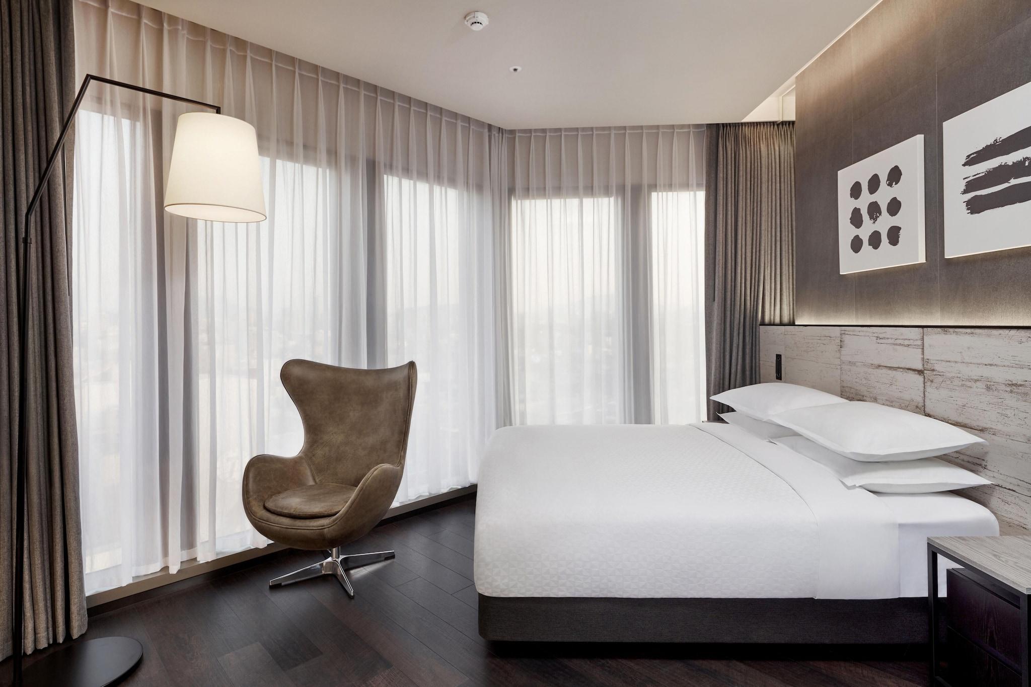 Double City View Queen Bed