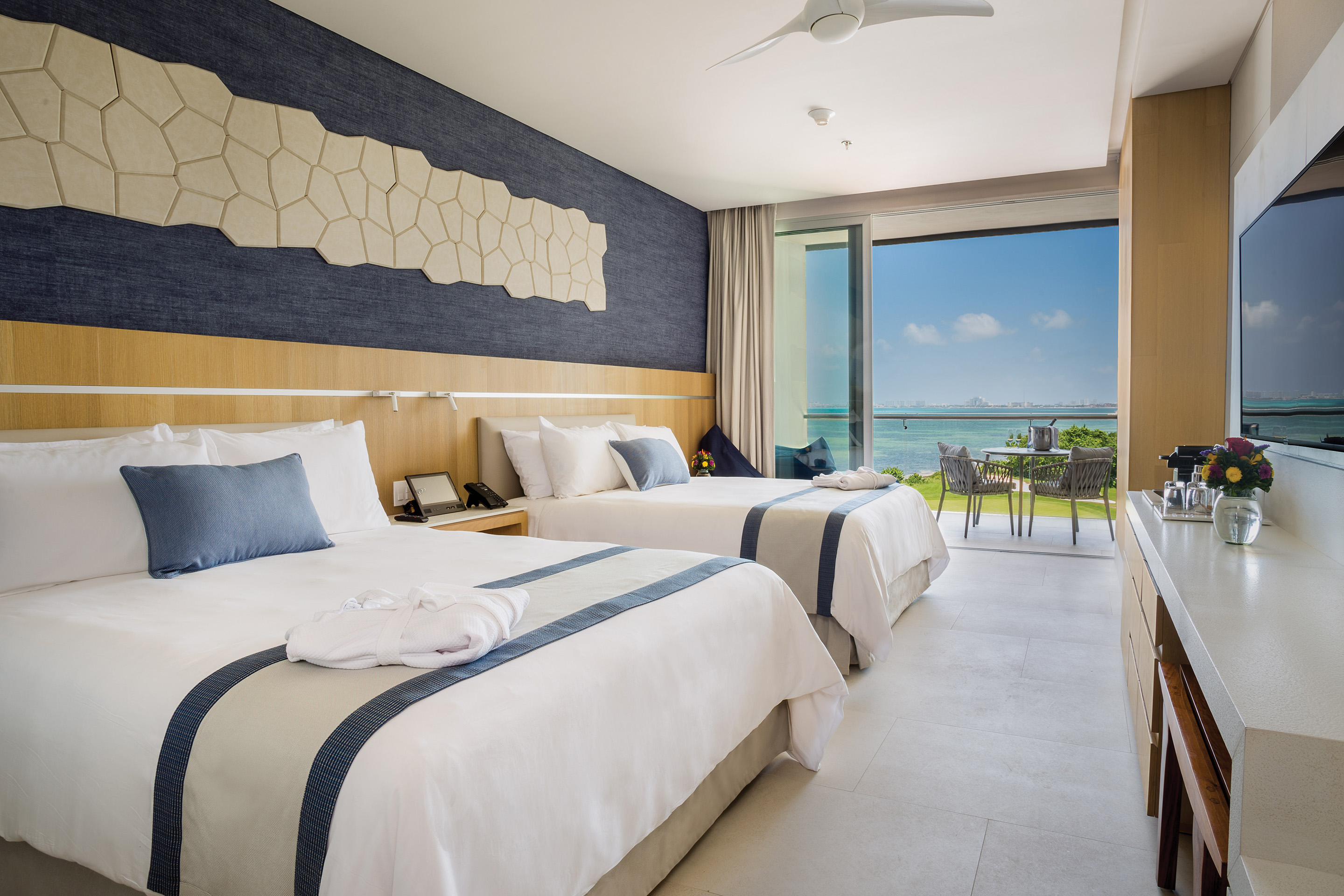 Double Ocean View Queen Bed