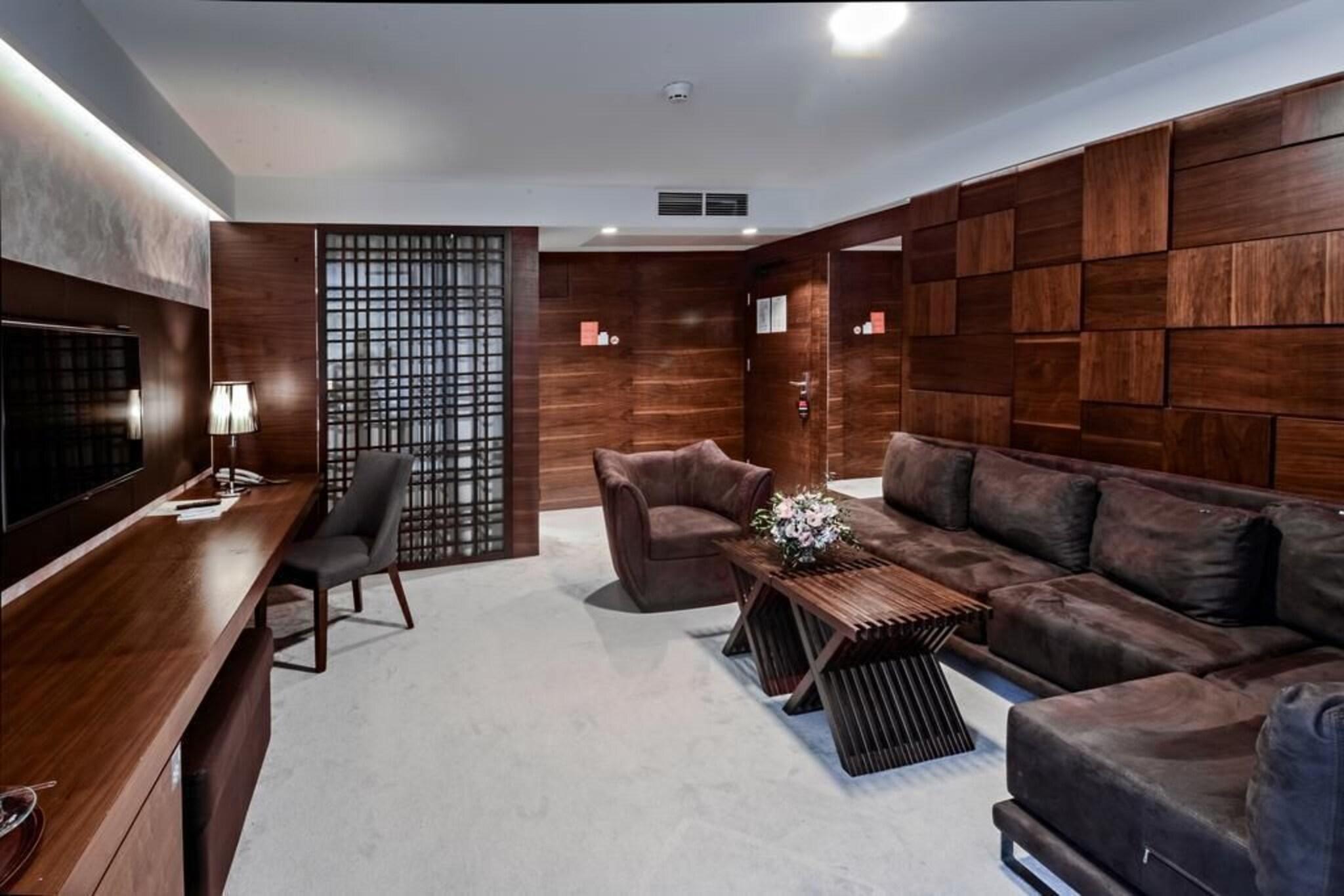 Suite Accessible with Views