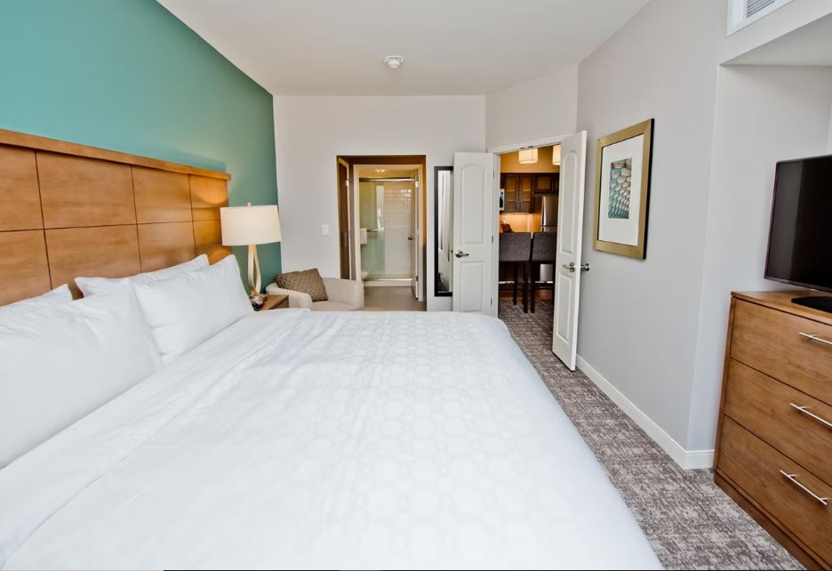 Studio Accessible King Size Bed