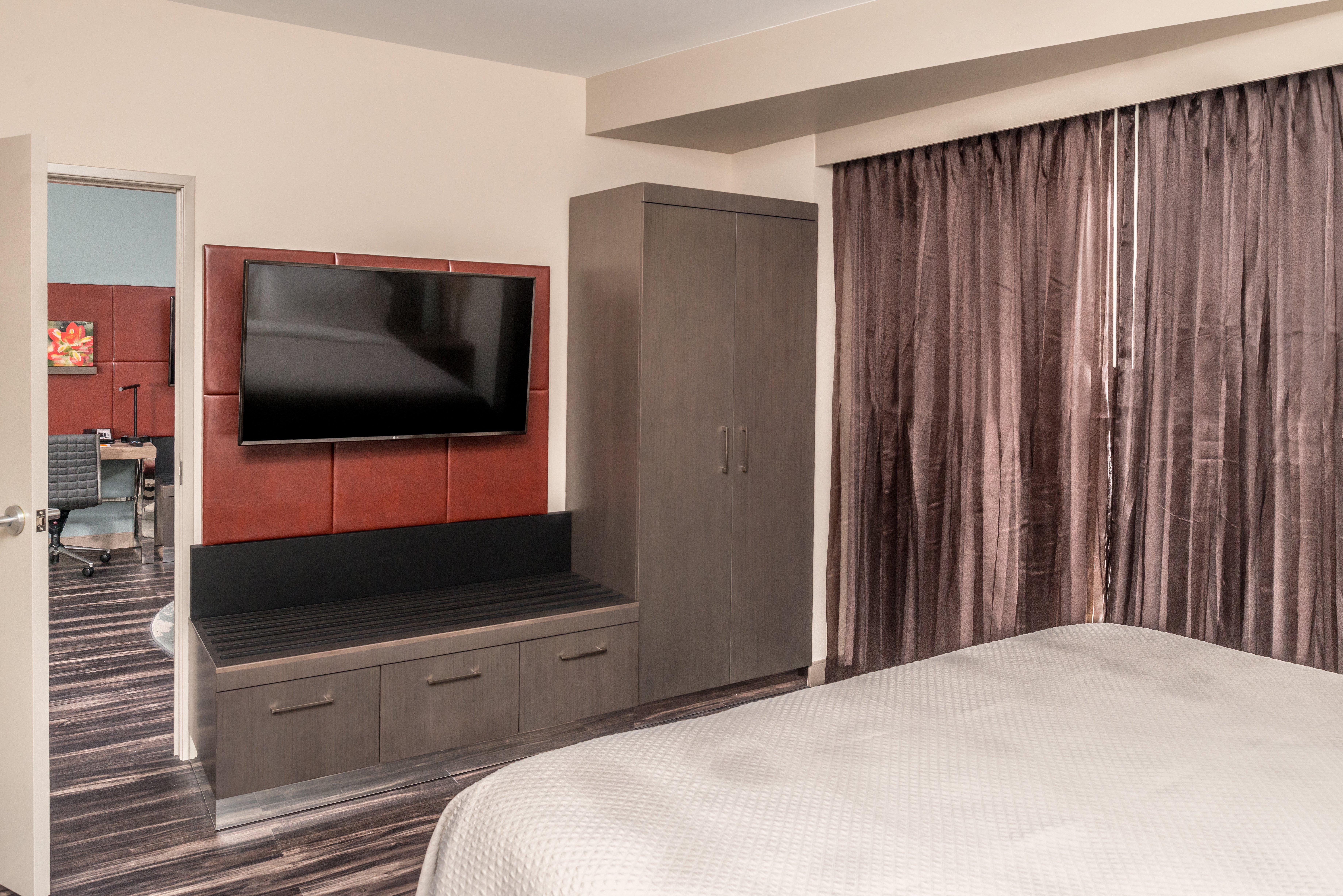 Suite Accessible King Size Bed