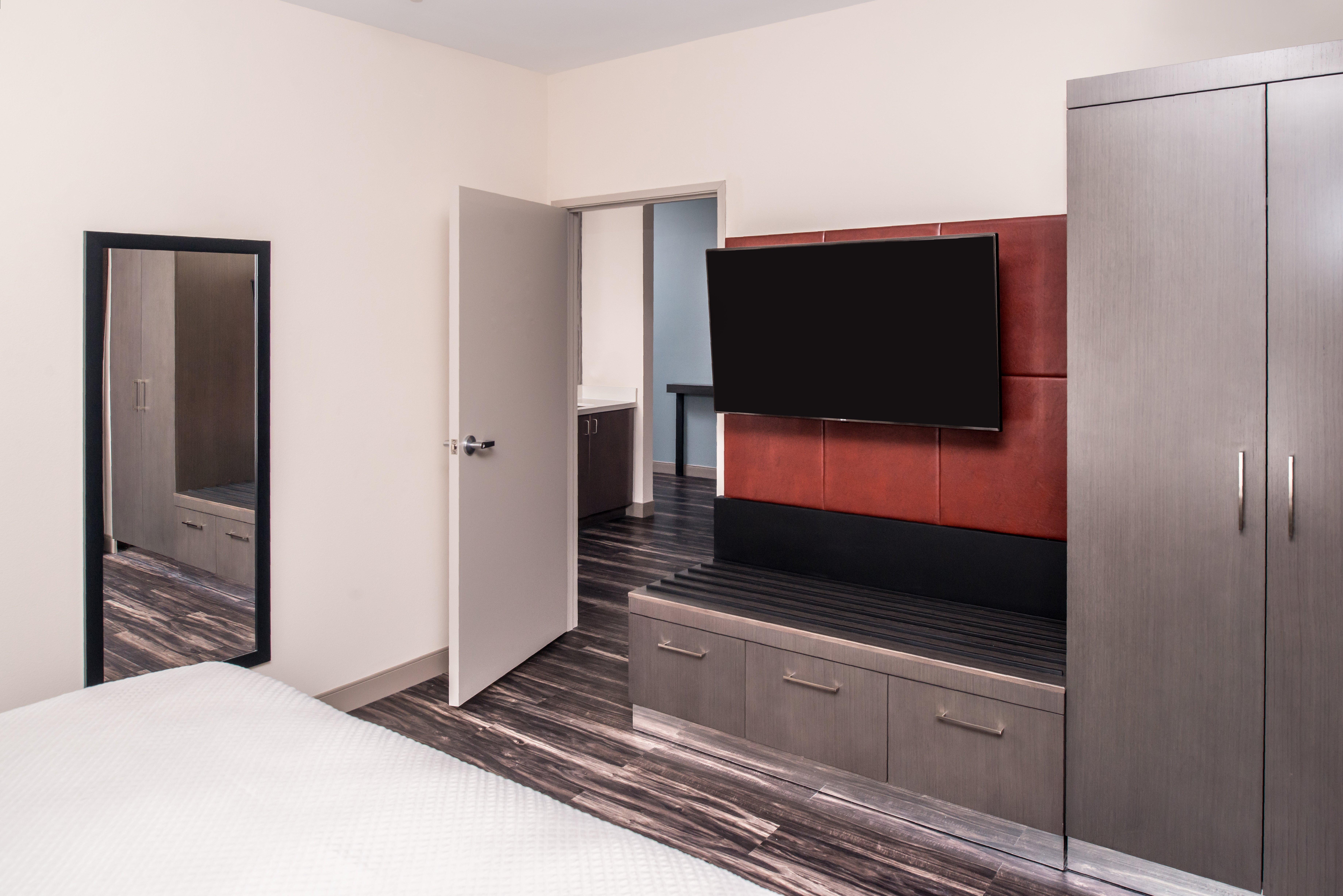 Suite Accessible King Size Bed