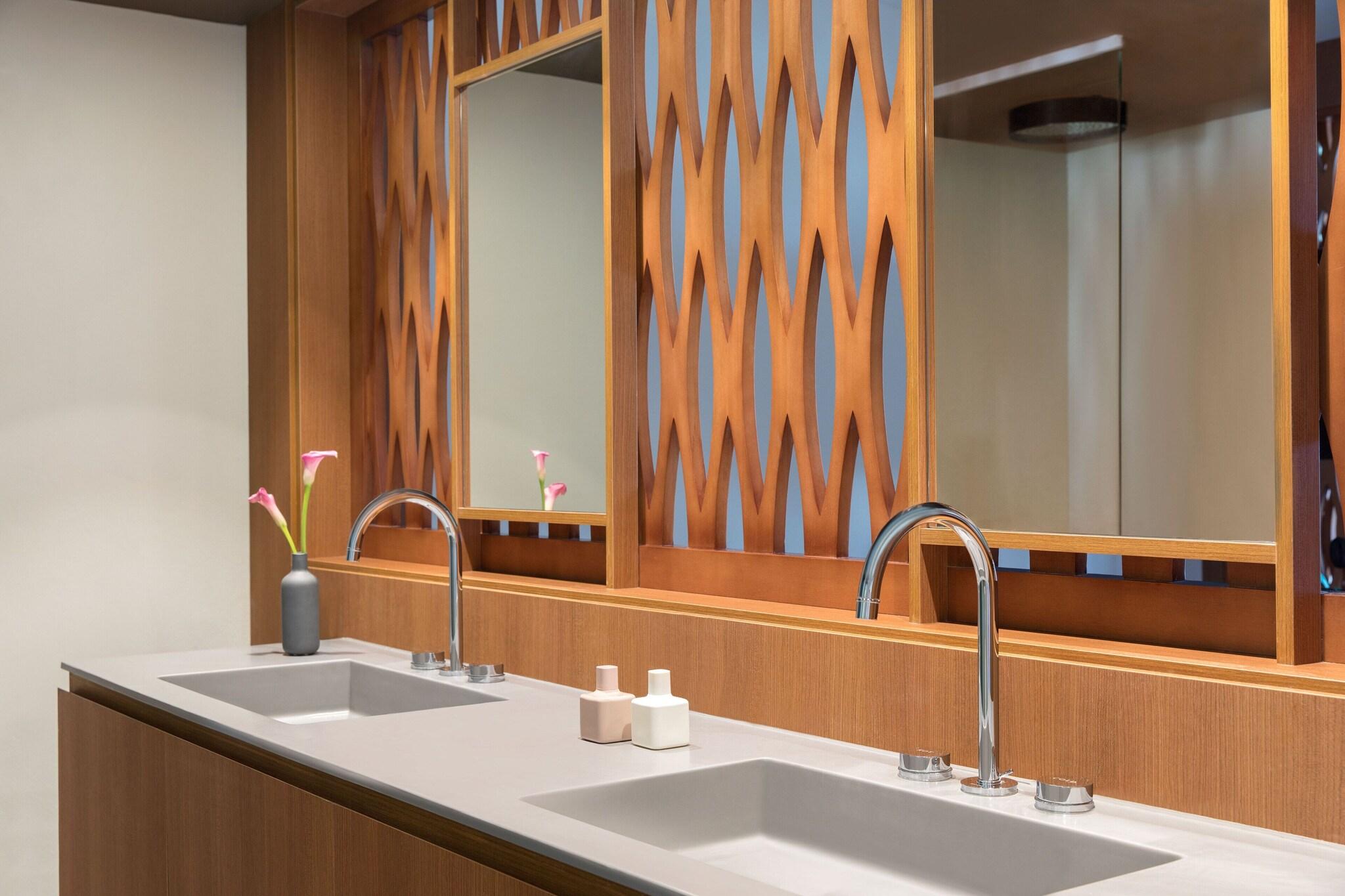 Junior Suite Ocean Front King Bed