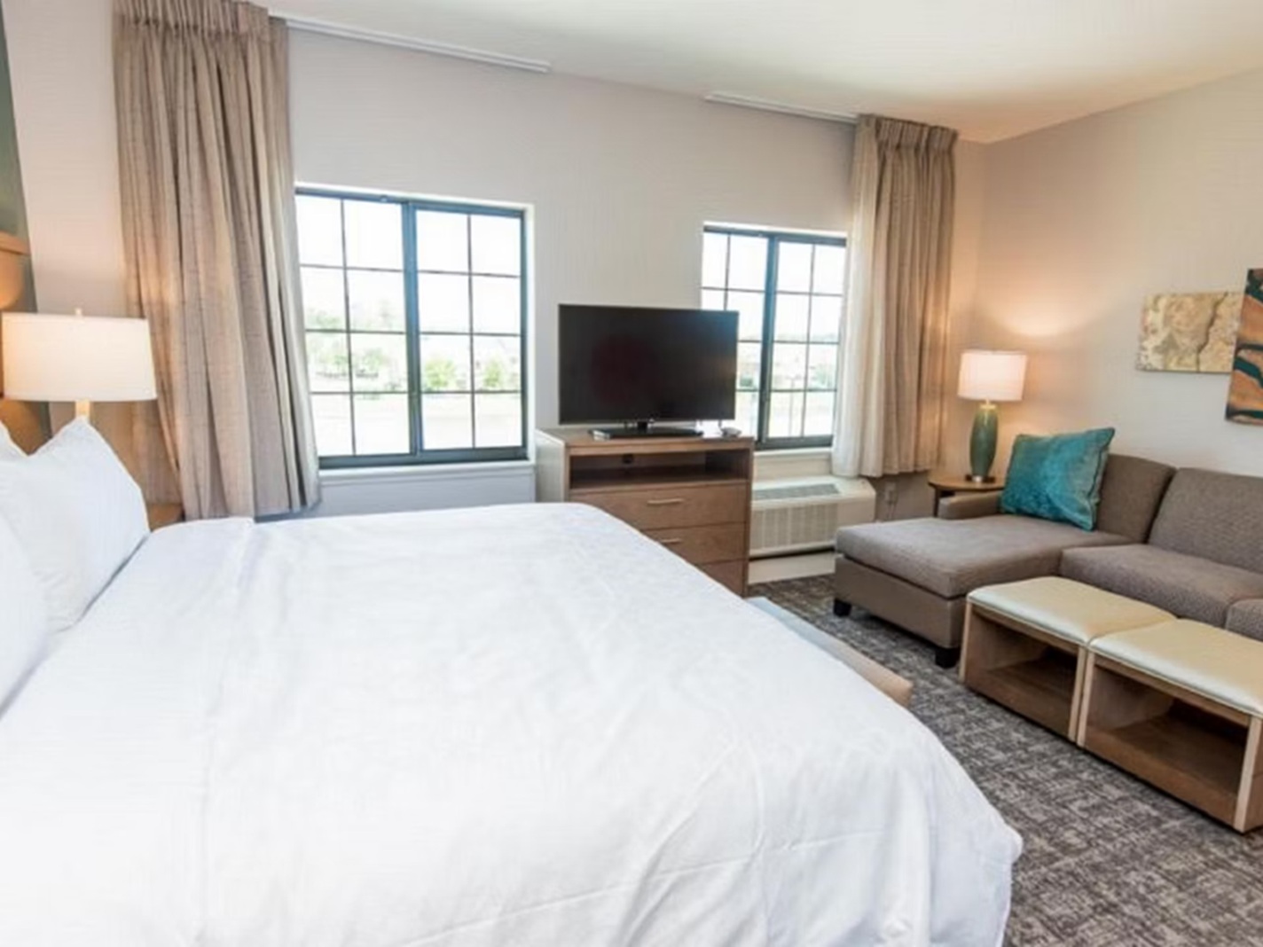 Studio Accessible King Size Bed