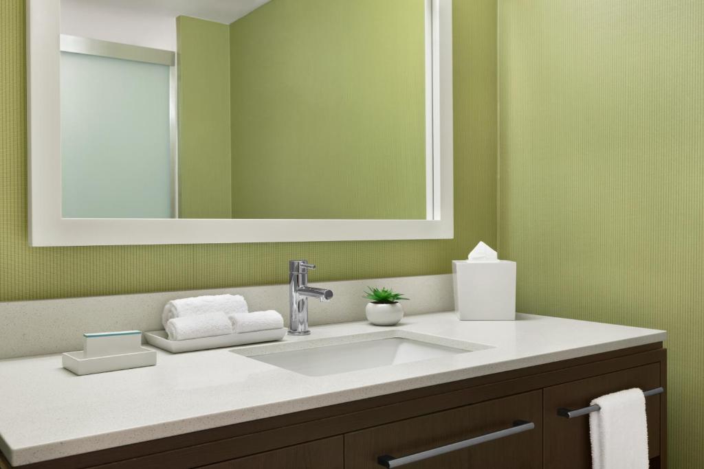 Studio Two Queen Beds