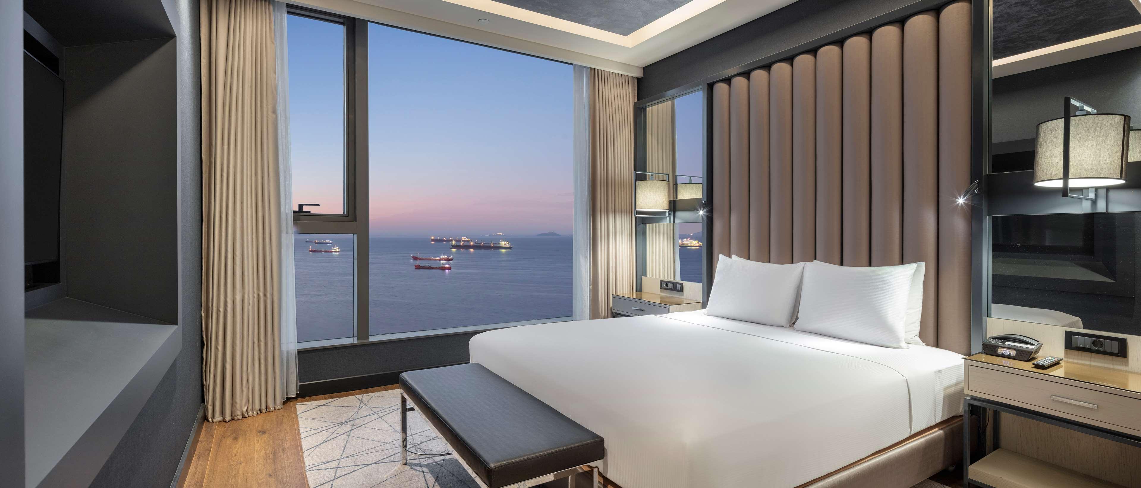 Junior Suite Sea View King Bed