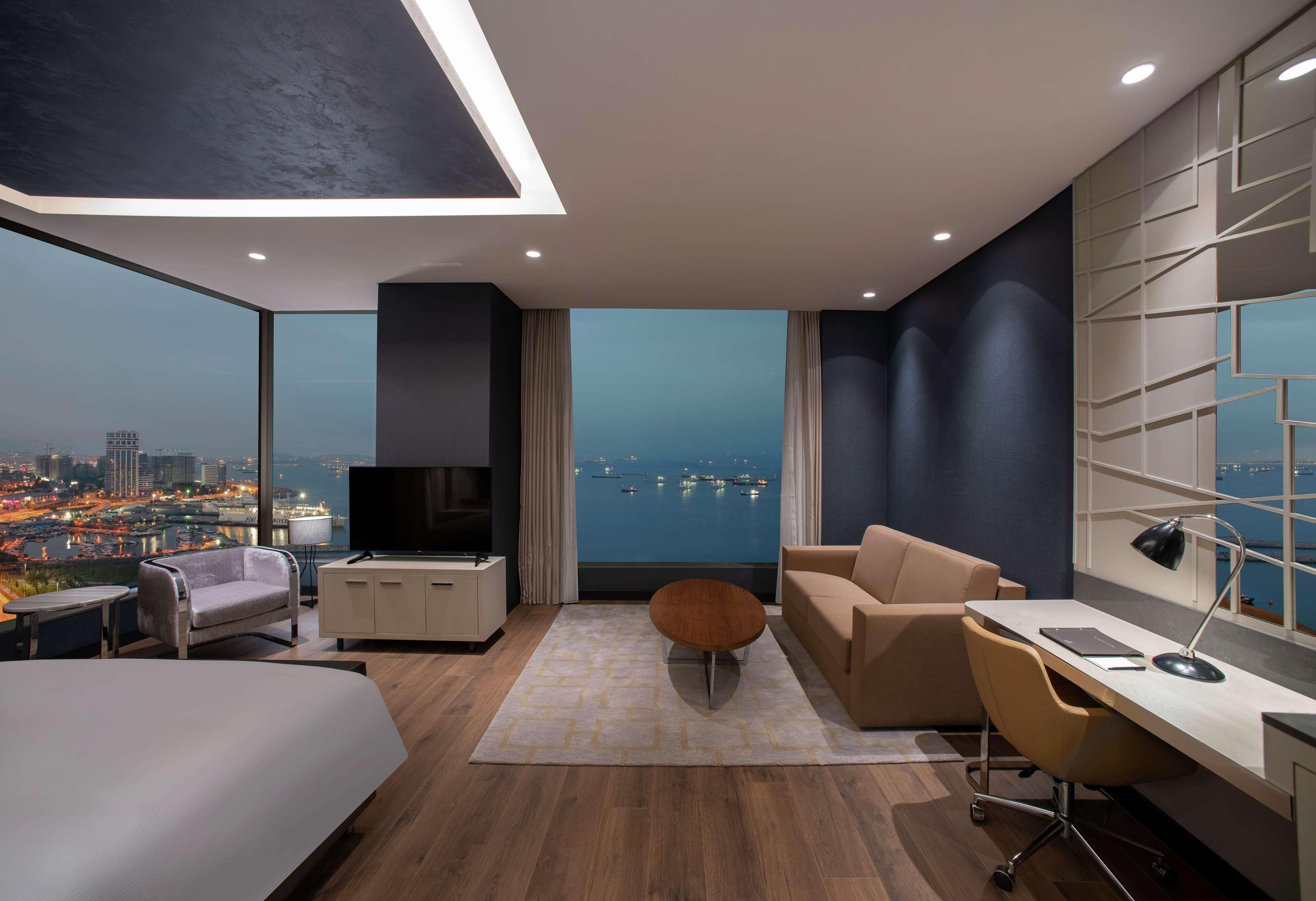 Junior Suite Sea View King Bed