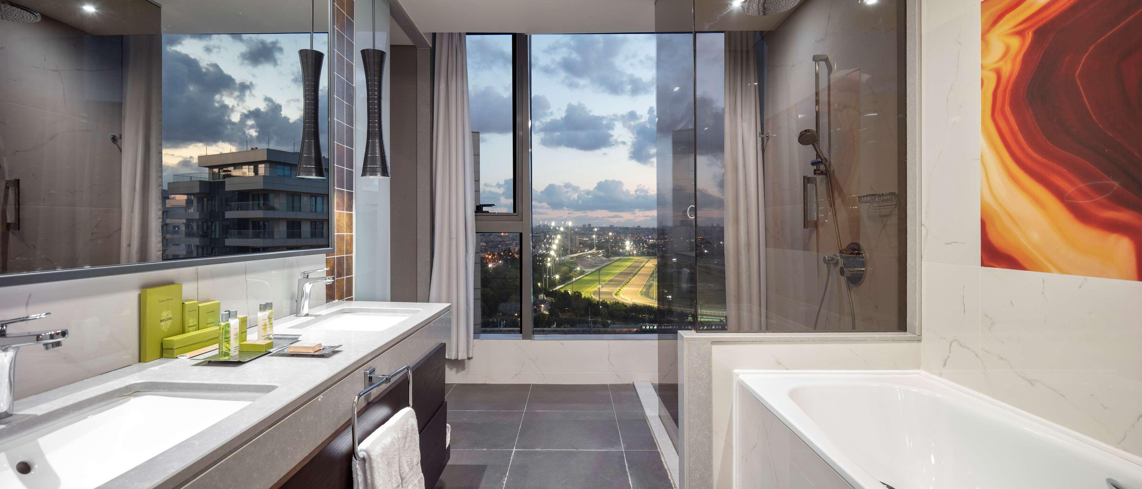 Junior Suite Sea View King Bed