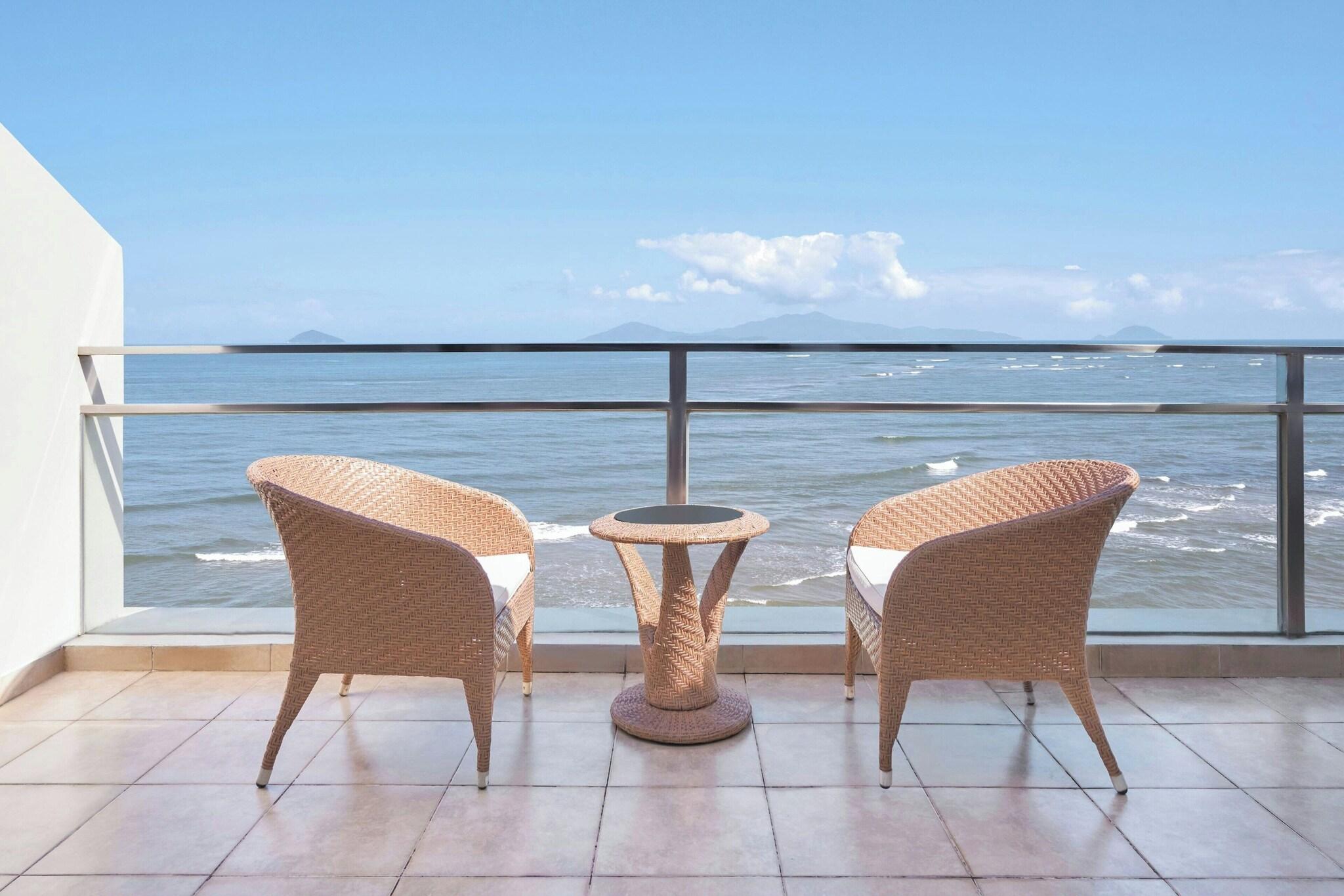 Junior Suite Ocean View King Bed