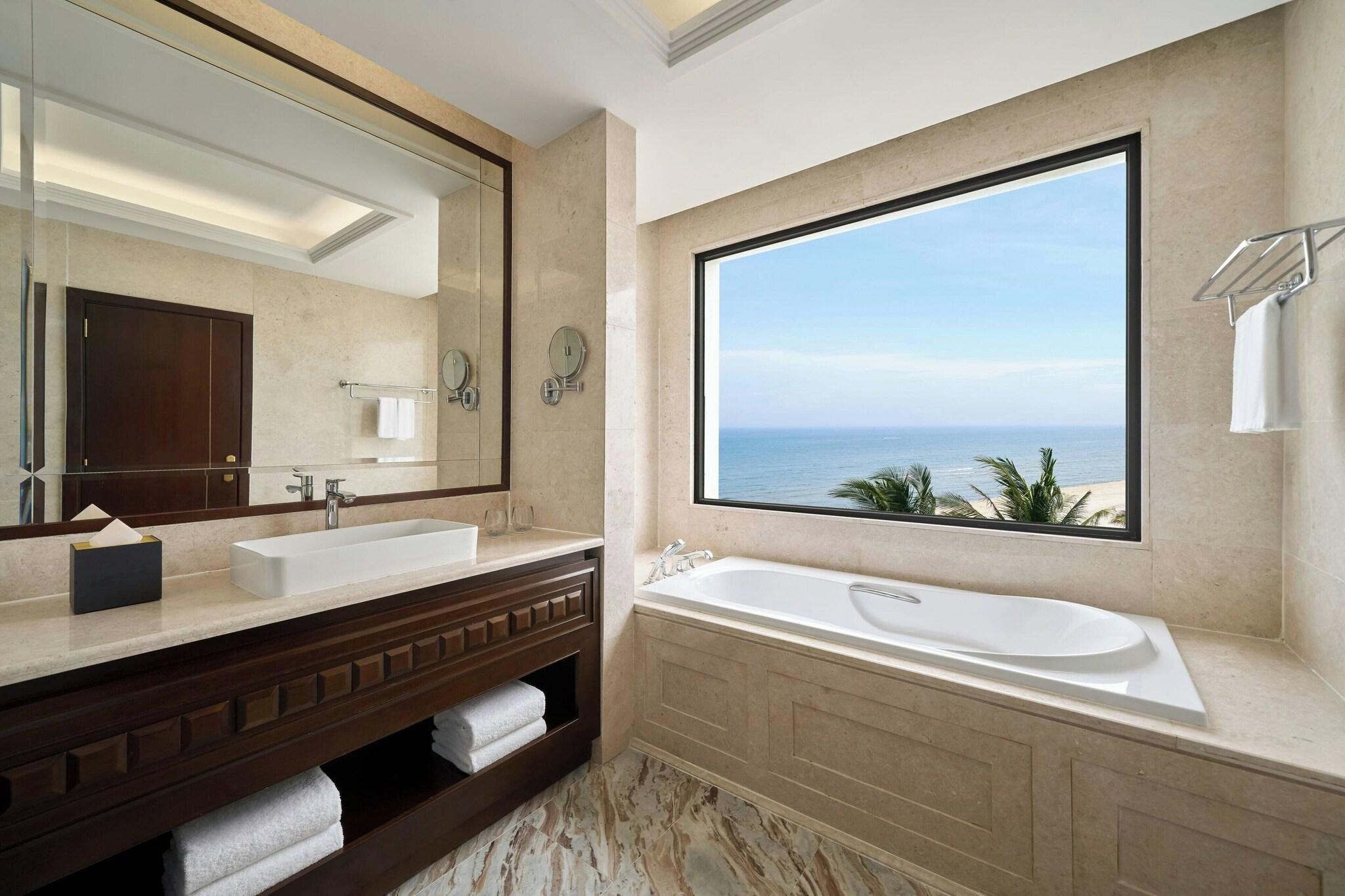 Junior Suite Ocean View King Bed