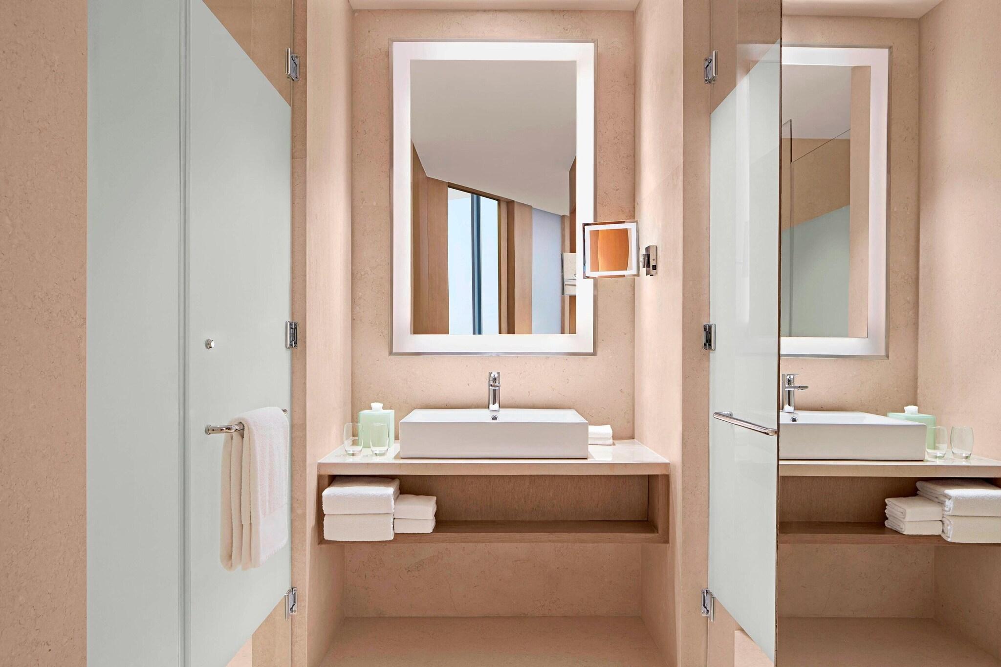 Suite Deluxe King Bed