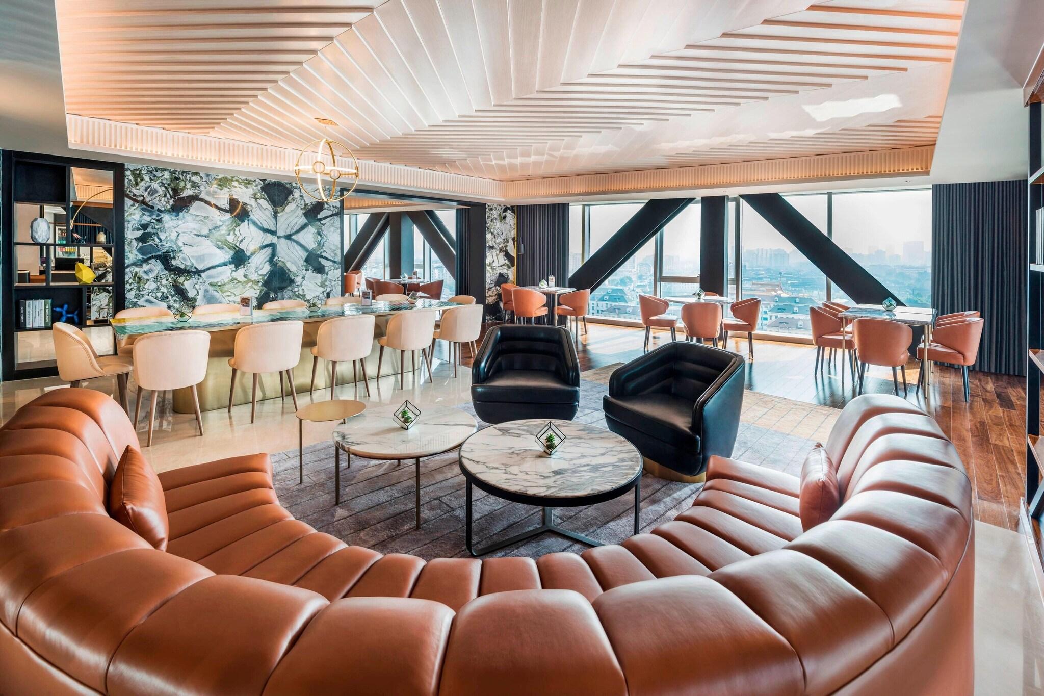 Suite Club City View