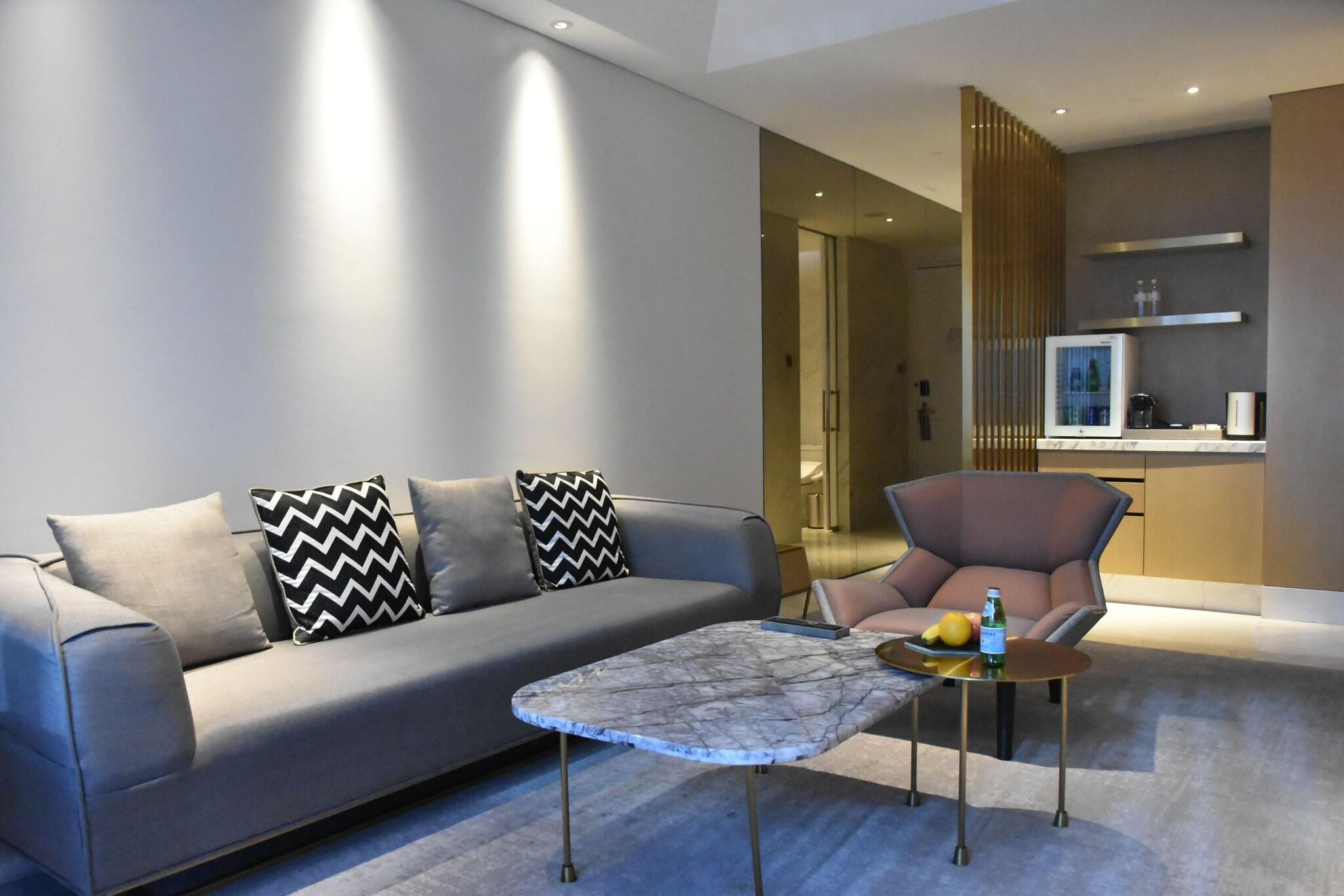 Suite Club City View