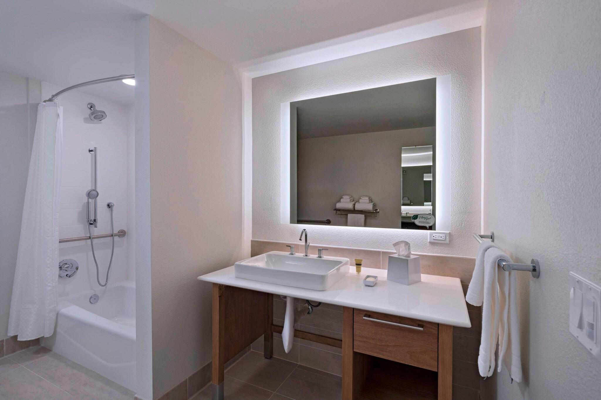 Suite Accessible King Size Bed